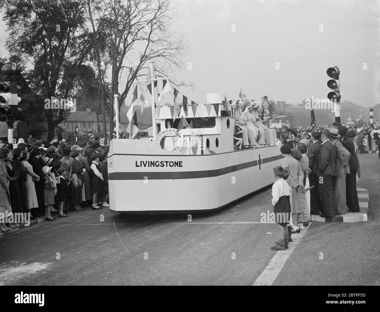 Il Carnevale di Dartford . La nave a motore Livingstone in parata . 1936 . Foto Stock