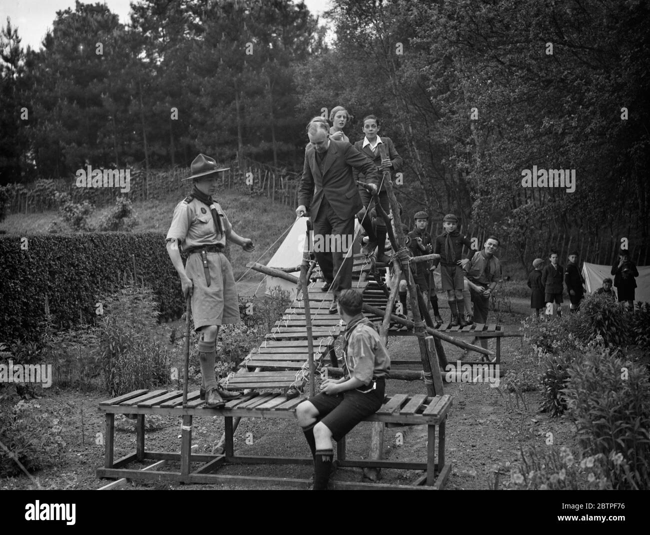 Il North Cray Fete . Sfidanti sul ponte delle scimmie . 1938 Foto Stock