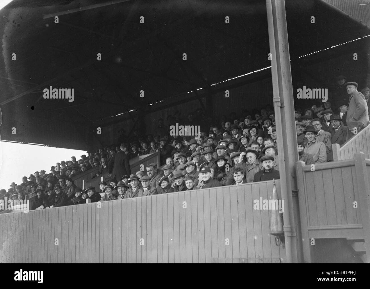 Spettatori di calcio . 1938 Foto Stock
