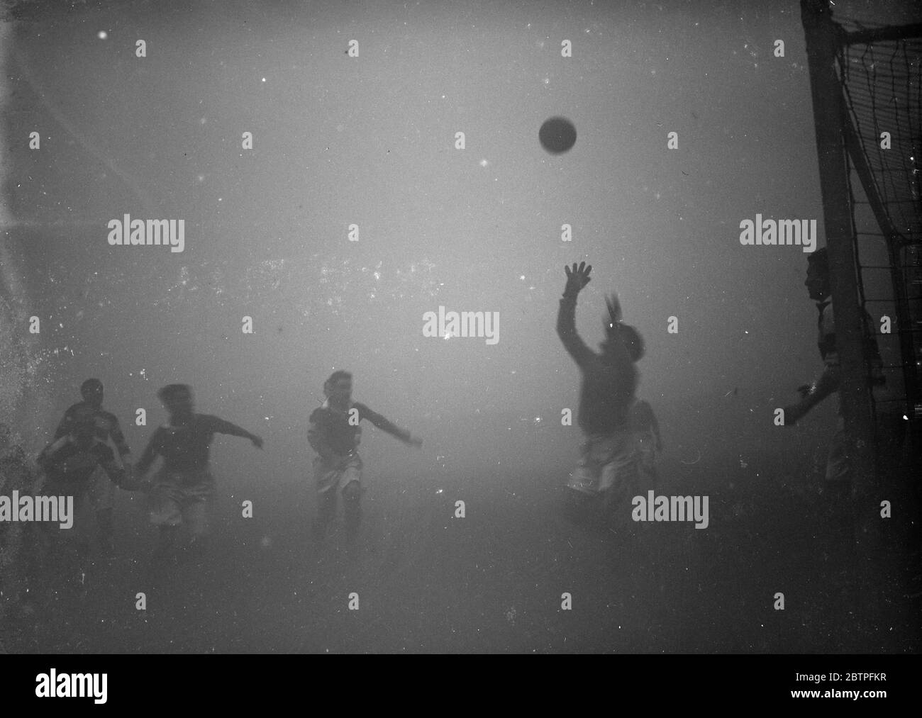 Calcio nella nebbia . 1938 Foto Stock