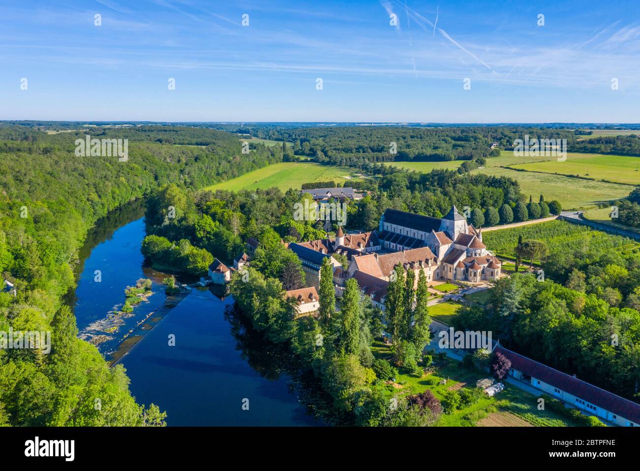 Francia, Indre, Brenne Parco Naturale Regionale, Fontgombault, Notre Dame de Fontgombault abbazia benedettina (vista aerea) // Francia, Indre (36), Parc natu Foto Stock