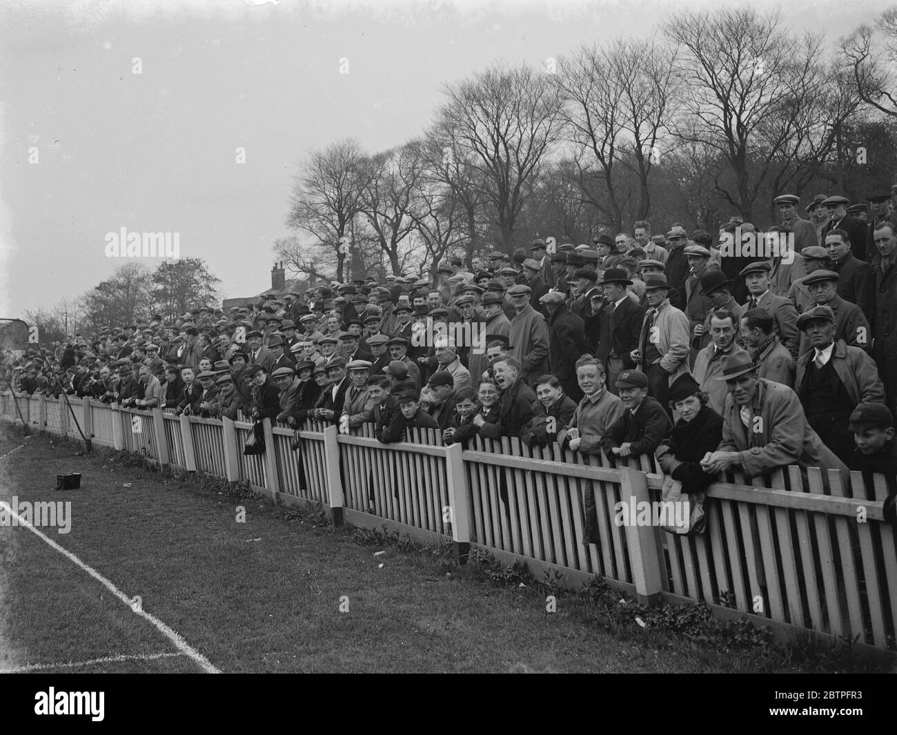 Dartford Football Club . Folle che guardano il gioco . 1939 Foto Stock