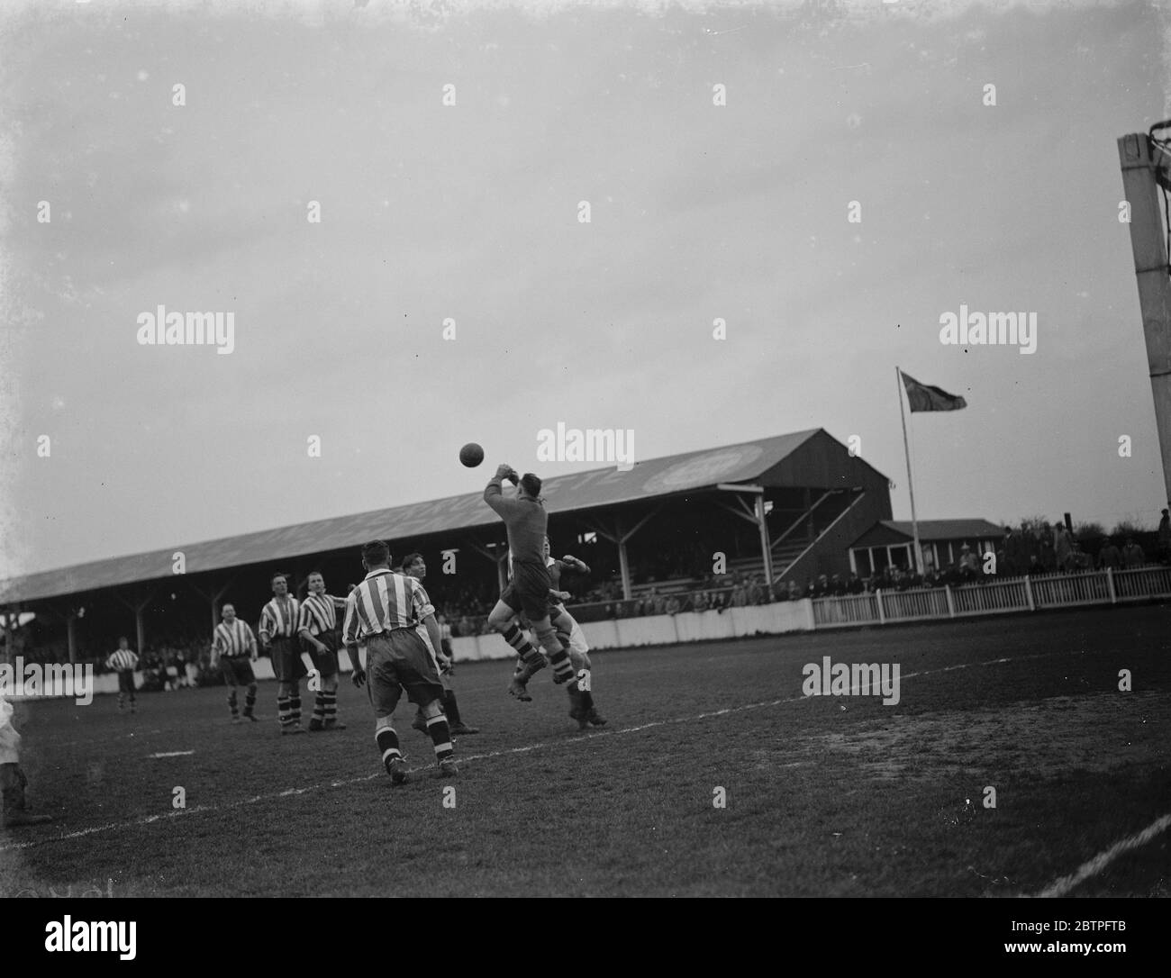 Dartford contro Northfleet . Azione dal gioco . 1939 Foto Stock