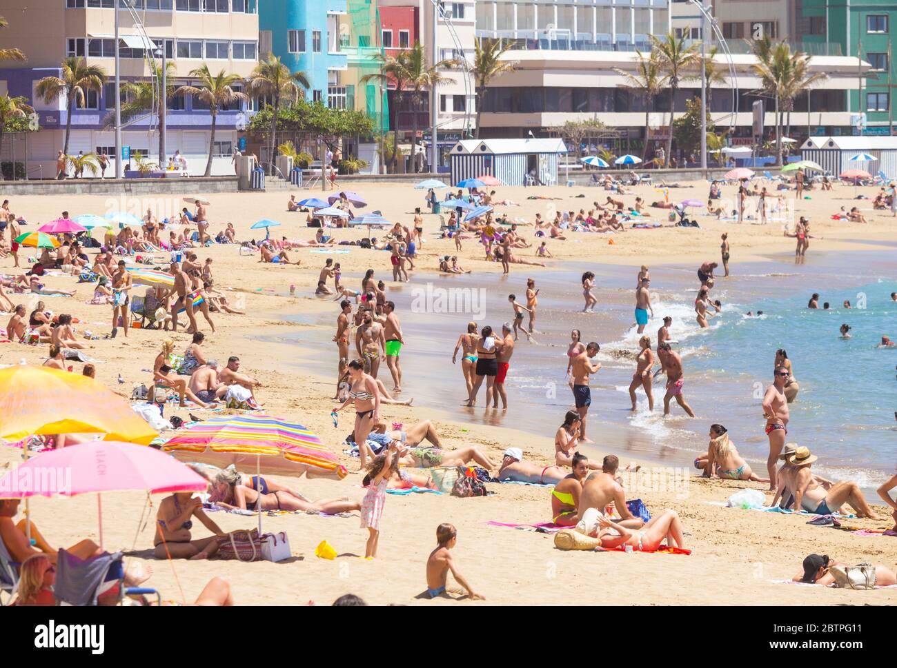 Las Palmas, Gran Canaria, Isole Canarie, Spagna. 27 maggio 2020. Gli abitanti del luogo, crogiolandosi al sole sulla spiaggia della città di Las Palmas, sulla Gran Canaria, come le Isole Canarie, e molte altre regioni della Spagna, godono di una revoca delle restrizioni durante la fase 2 di blocco allentamento. Con il 40% della popolazione delle terre Canarie dipendente dal turismo per l'occupazione, è stato un sollievo per molti sentire che i turisti saranno autorizzati a visitare la spagna, senza quarantena, a partire da luglio. Alan Dawson/Alamy Live News. Foto Stock