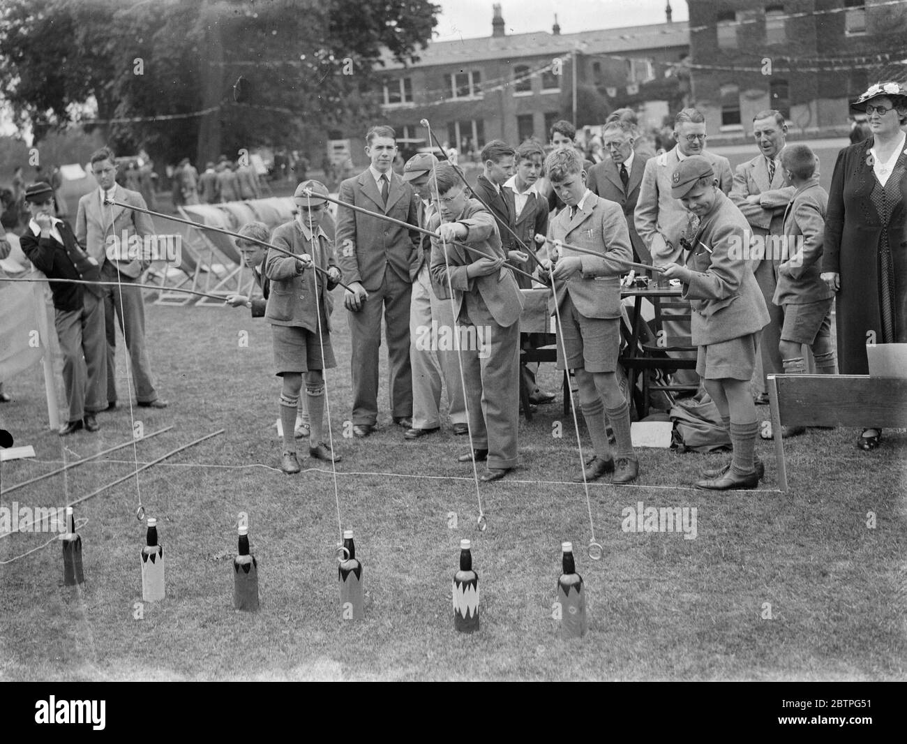 Il College di Eltham Fete . Bambini che pescano bottiglie . 1939 Foto Stock