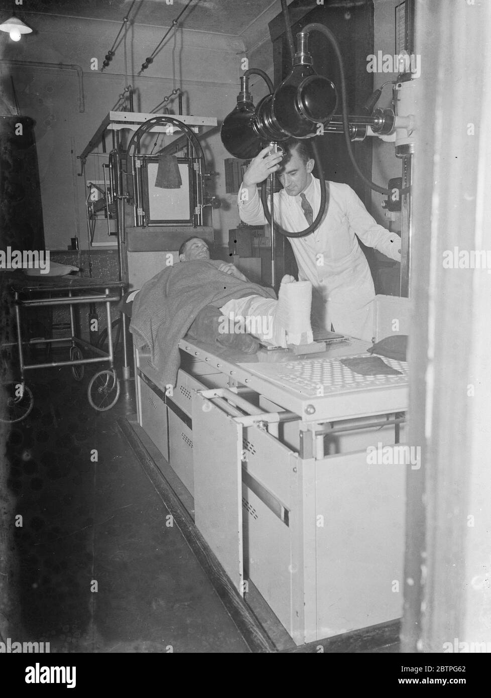 Ospedale Gravesend nel Kent . Il reparto raggi X. Un paziente ha una scansione della gamba fatta . 1939 Foto Stock