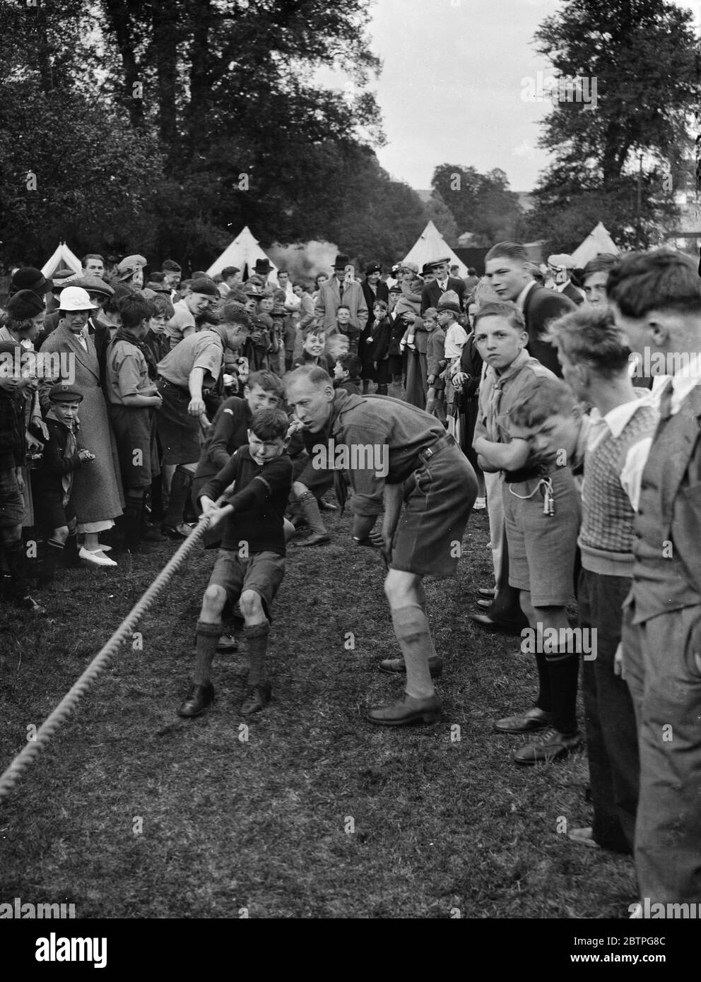 Scouts Jamboree . Il cucciolo scouta il tug di guerra . 1938 Foto Stock