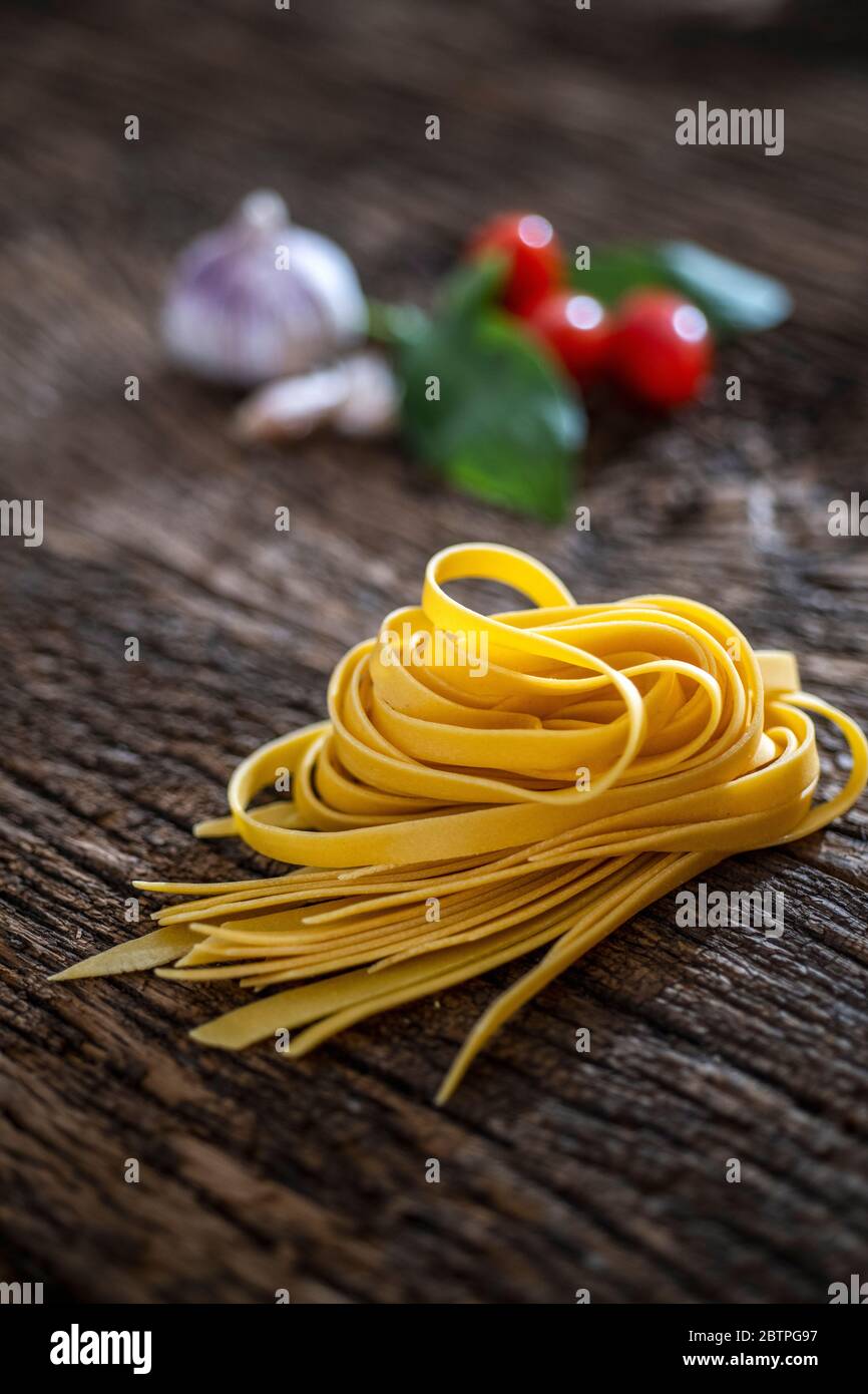 Pasta italiana fresca sopra un tavolo Foto Stock