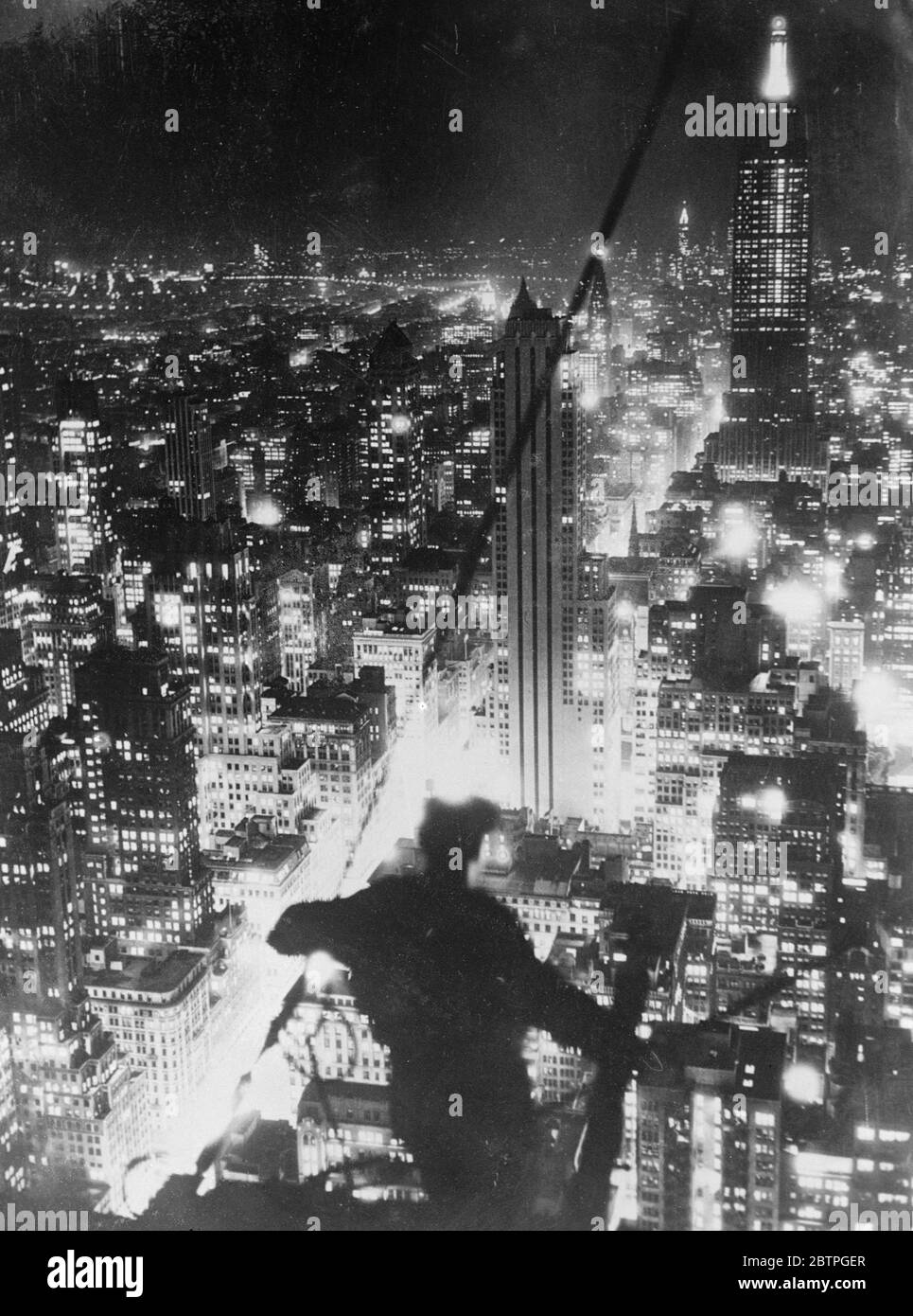 New York di notte . Una foto notevole di New York City presa dalla cima dell'edificio RCA che sta per essere completato nel Rockefeller Center di New York . Le migliaia di luci scintillanti negli edifici trasformano la città prosaica in un vero e proprio vero e proprio carabe. 10 novembre 1932 Foto Stock