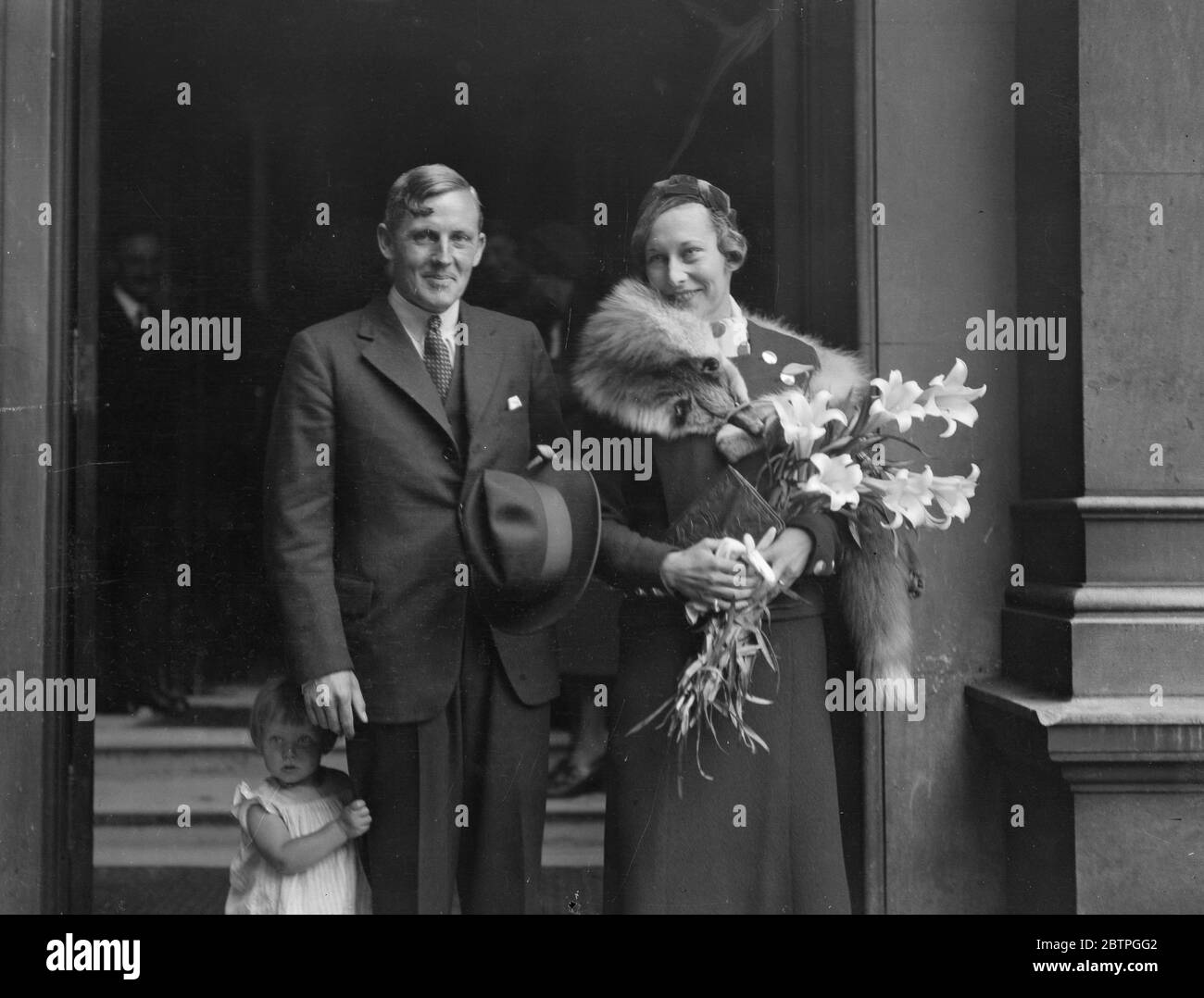 Gli artisti si sposano a Chelsea . Roland Vivian Pitchforth , il pittore Chelsea e la signora Edith Brenda Matthews , artista e insegnante d'arte londinese , sono stati sposati presso l' ufficio di registrazione di Chelsea . Lo sposo e lo sposo con la piccola Diane Philips , la nipote dello sposo dopo il matrimonio . 3 settembre 1932 Foto Stock