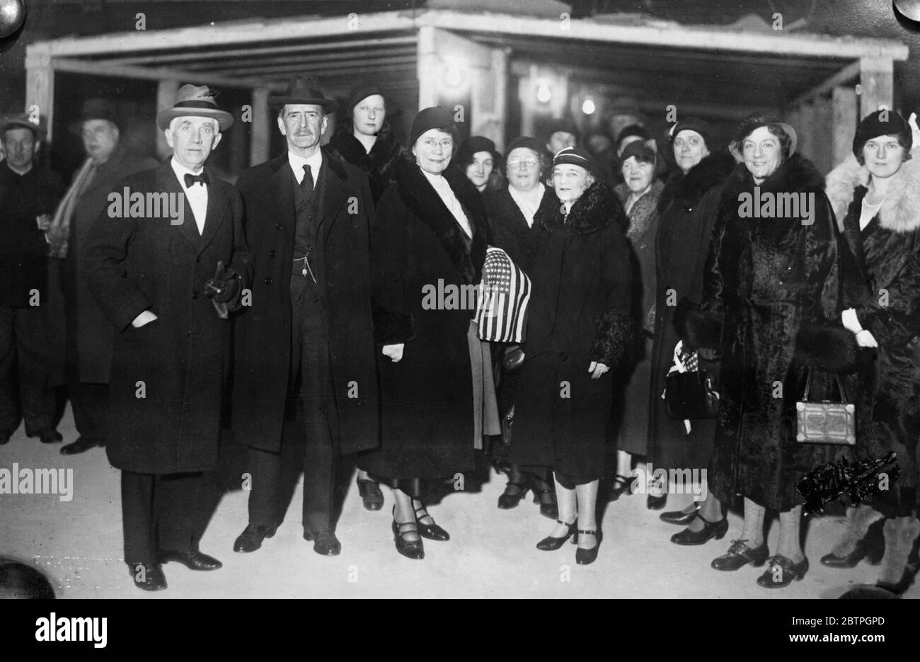 Conferenza sul disarmo a Ginevra . La delegazione americana, che comprendeva una donna, ha fotografato all' arrivo a Ginevra per l' apertura della Conferenza sul disarmo . 1 febbraio 1932 Foto Stock