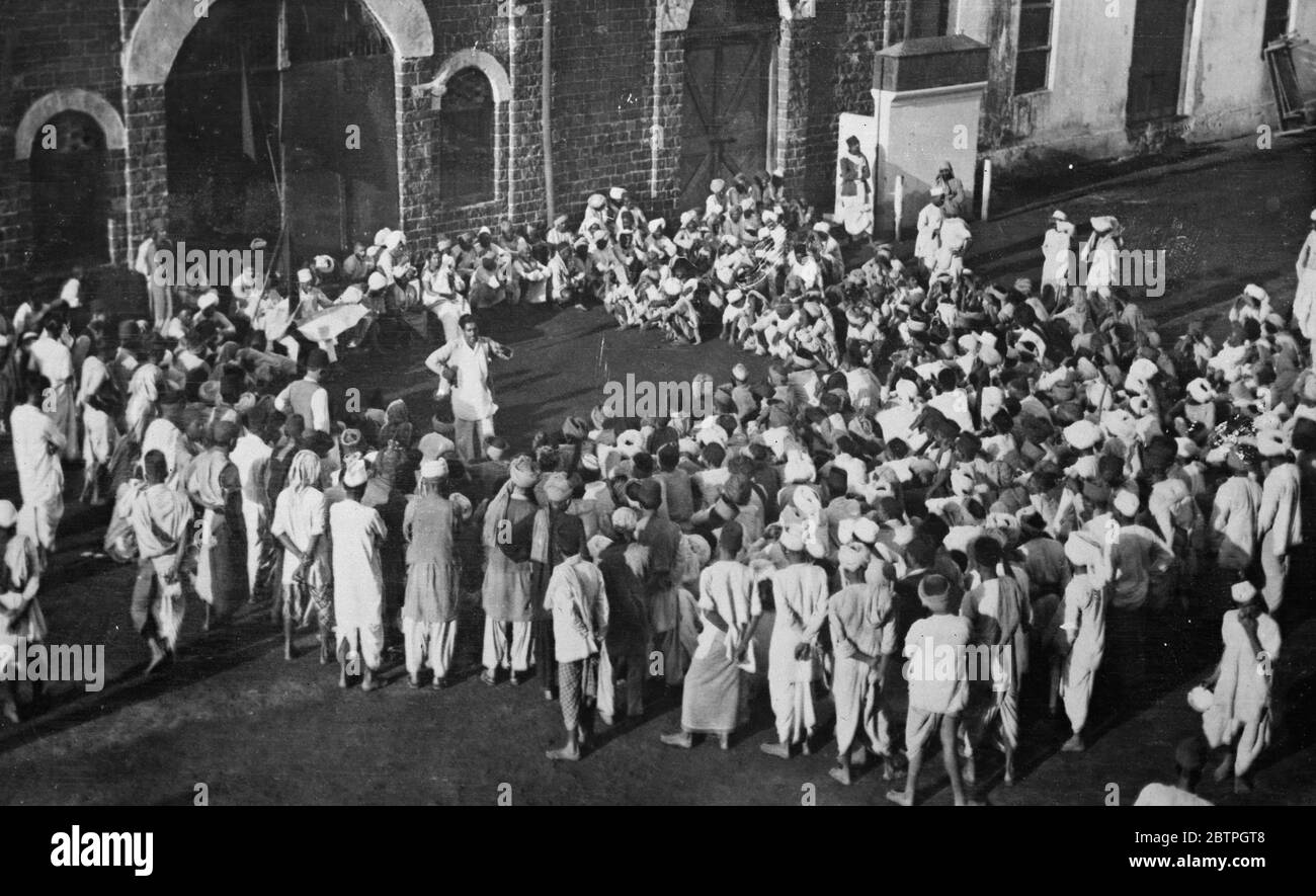 Sciopero del molo di Bombay . I lavoratori del porto di Bombay ascoltano i loro leader durante una riunione a Bombay , dove sono in sciopero contro le condizioni di retribuzione . 23 aprile 1932 . Foto Stock