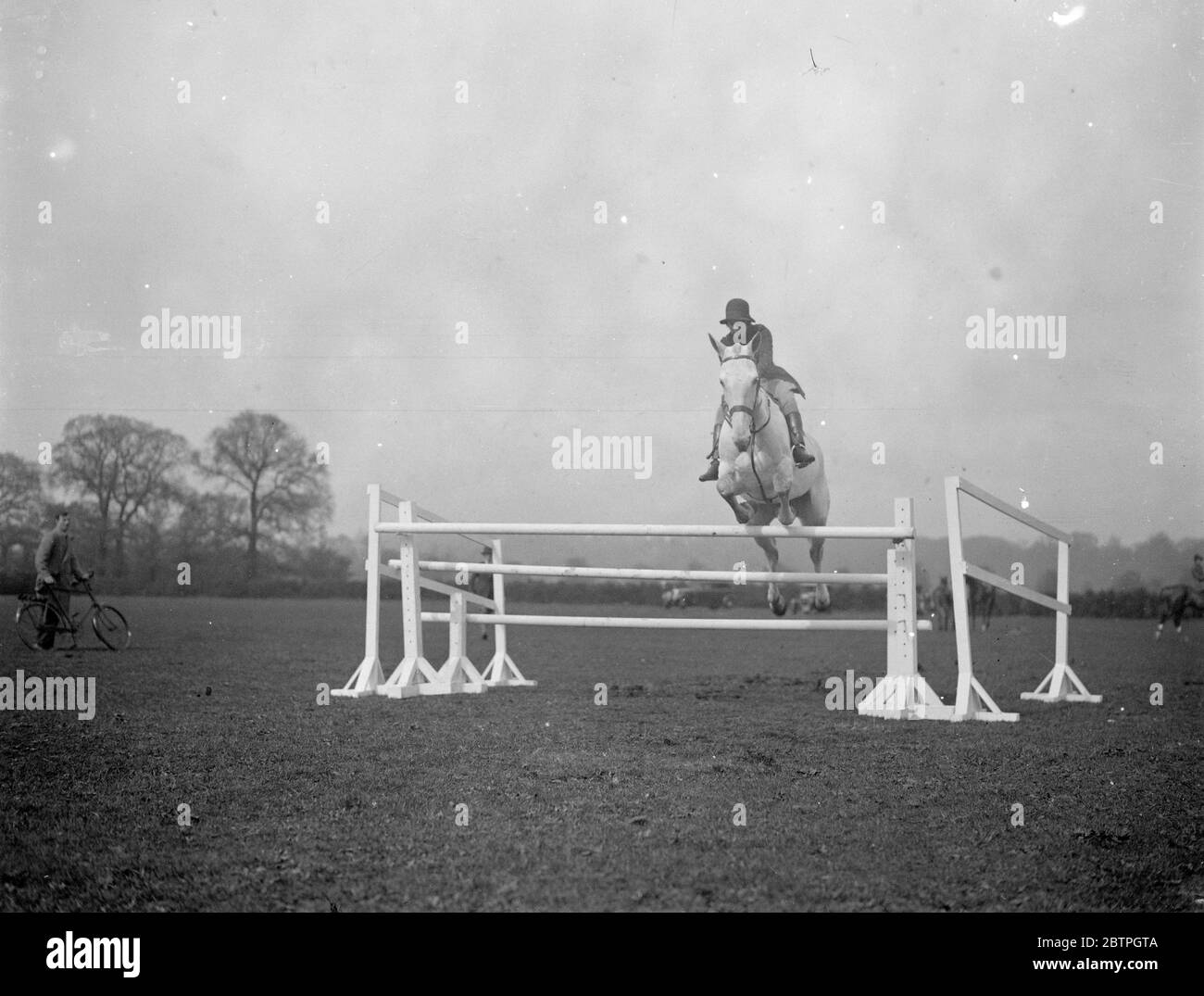 Club Equestre Gymkhana Preparazioni . La sig.ra Patricia Powell su Rufus facendo un salto fine su Ham Common dove si sta preparando per il Club Equestre Gymkhana . 6 maggio 1932 Foto Stock