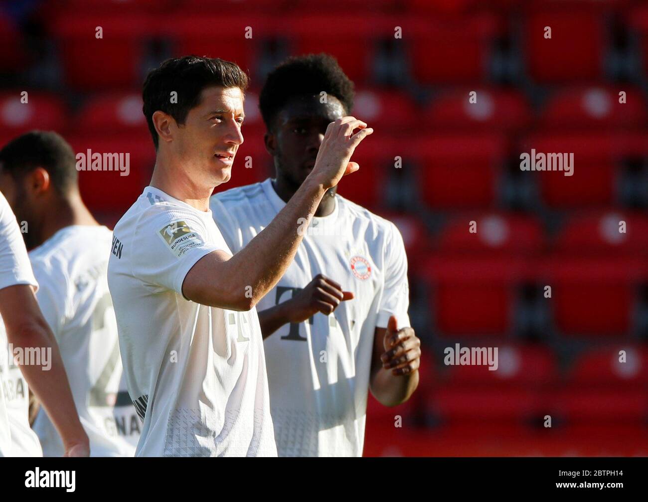 Robert Lewandowski di Monaco celebra l'obiettivo di apertura del suo fianco durante la partita di calcio della Bundesliga tedesca tra Union Berlin e Bayern Monaco di Baviera a Berlino, Germania. Foto Stock