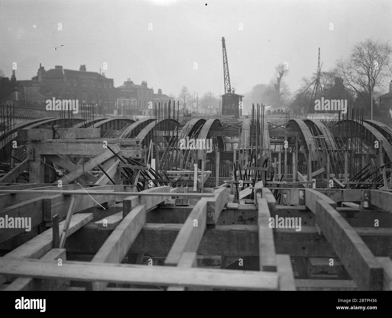 Nuovo ponte sul Tamigi . Guardando sulle spande del nuovo Hampton Court , Middlesex . 2 marzo 1932 Foto Stock