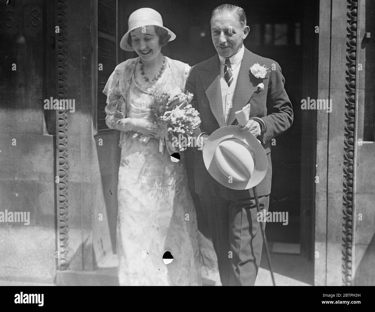 Gilbert Frankus si sposa . Gilbert Frankau , autore , era sposato con la sig.ra Susan Harris di Maidenhead presso l' ufficio di registrazione di Bloomsbury , Londra . Lo sposo e lo sposo dopo la cerimonia . 14 luglio 1932 Foto Stock