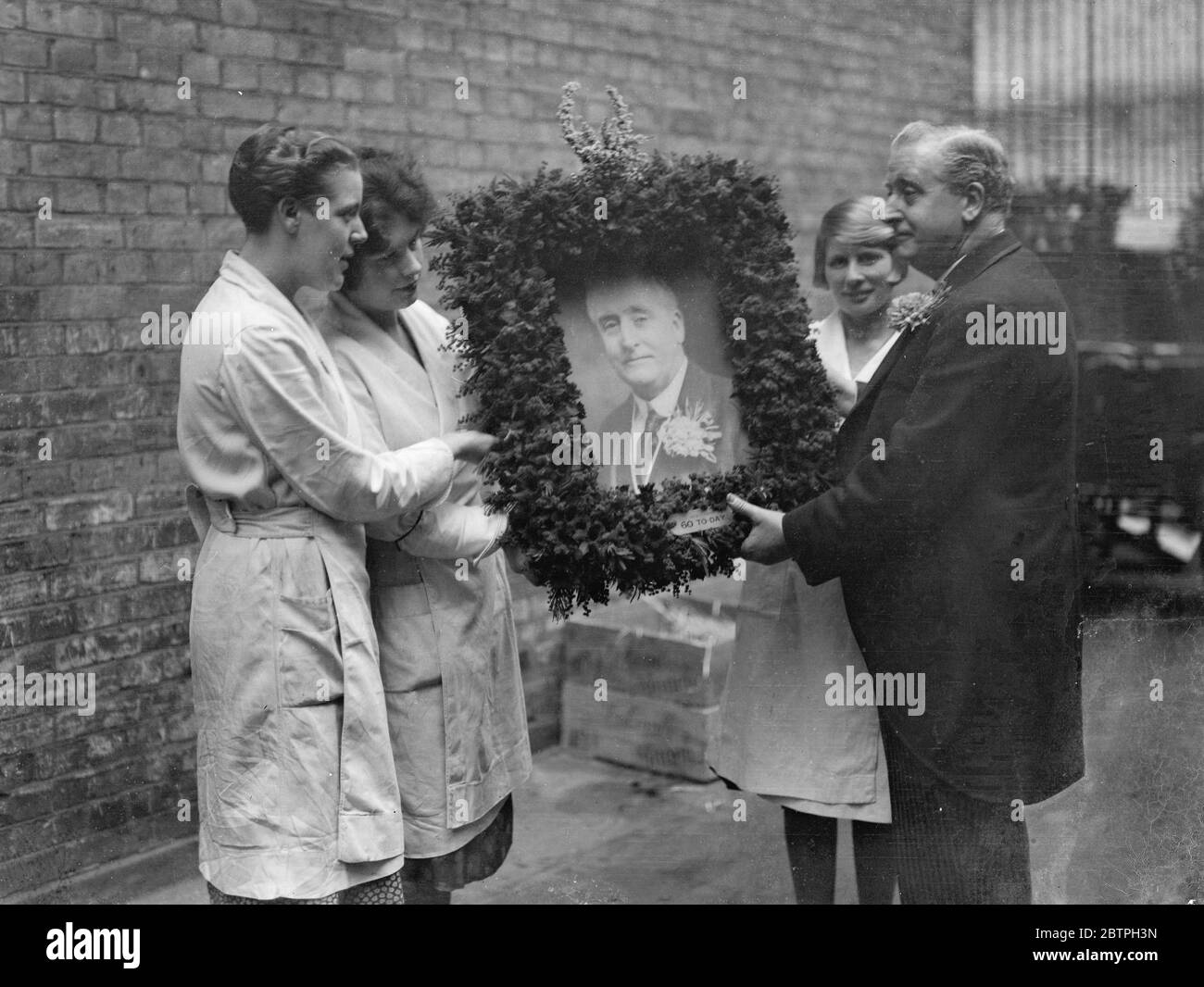 Signor e signora Sheen . Presentando una fotografia del suo 60° compleanno a Covent Garden 23 gennaio 1932 Foto Stock