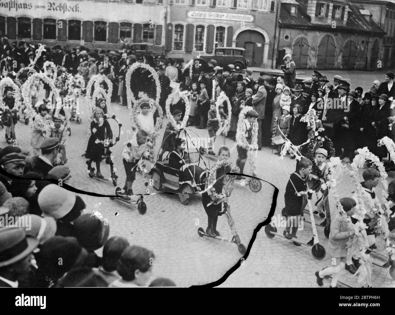 Il festival storico accoglie l'estate . La tradizionale festa estiva che segna la fine del freddo inverno e l'inizio dell'estate si è svolta a Bruchsal, nella Germania meridionale , quando i bambini della città sfilarono in una serie di paeting attraverso le strade . La sfilata dei bambini per le strade di Bruchsal , per accogliere l'estate . 29 aprile 1932 Foto Stock