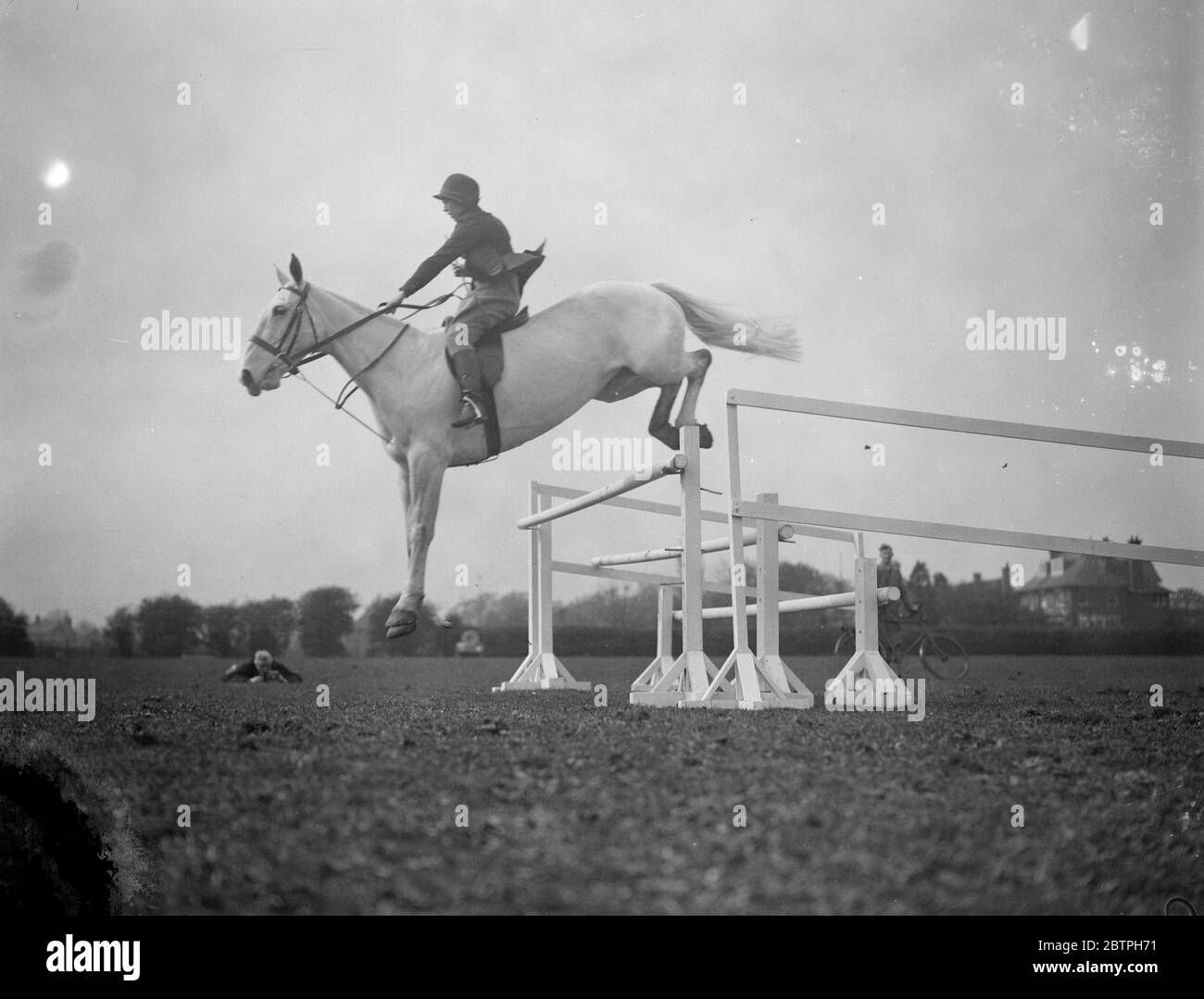 Club Equestre Gymkhana Preparazioni . La sig.ra Patricia Powell su Rufus facendo un salto fine su Ham Common dove si sta preparando per il Club Equestre Gymkhana . 6 maggio 1932 Foto Stock