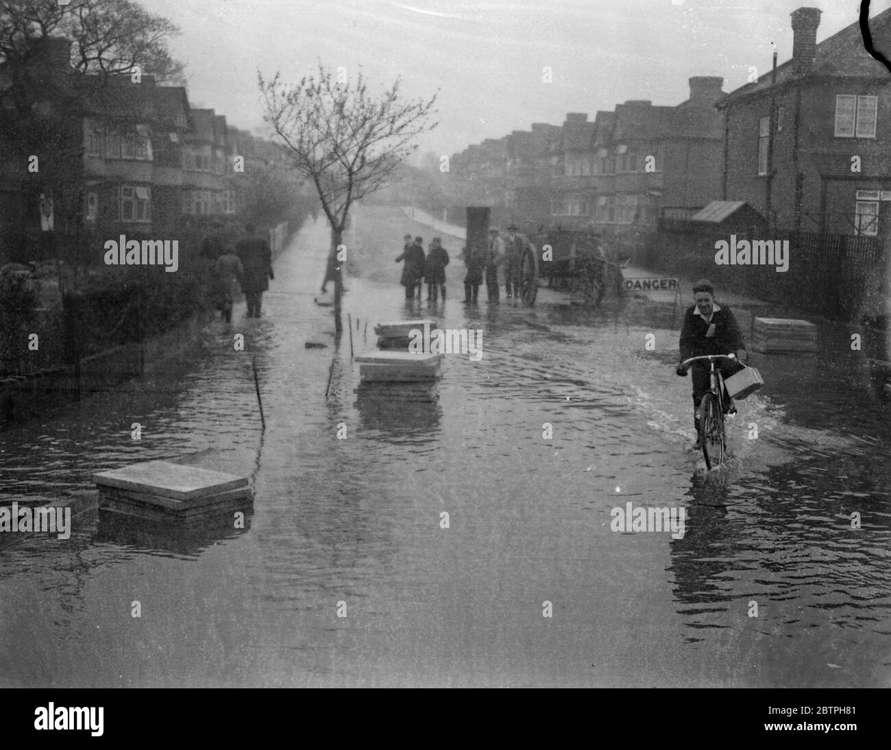 Inondazioni a Harrow . Il forte calo della pioggia durante tutta la giornata ha causato inondazioni in molte parti di Londra . Una strada allagata a Kenton, Middlesex, dopo lo straripamento del Wealdstone Brook. 9 maggio 1932 Foto Stock