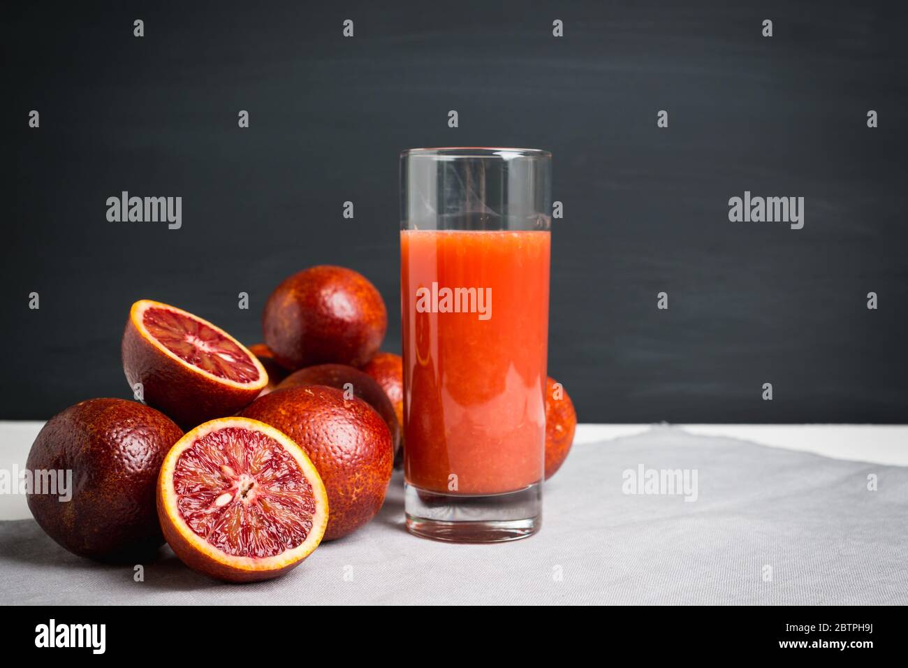 Arance siciliane rosse su sfondo di legno scuro. Profondità di campo poco profonda. Foto Stock