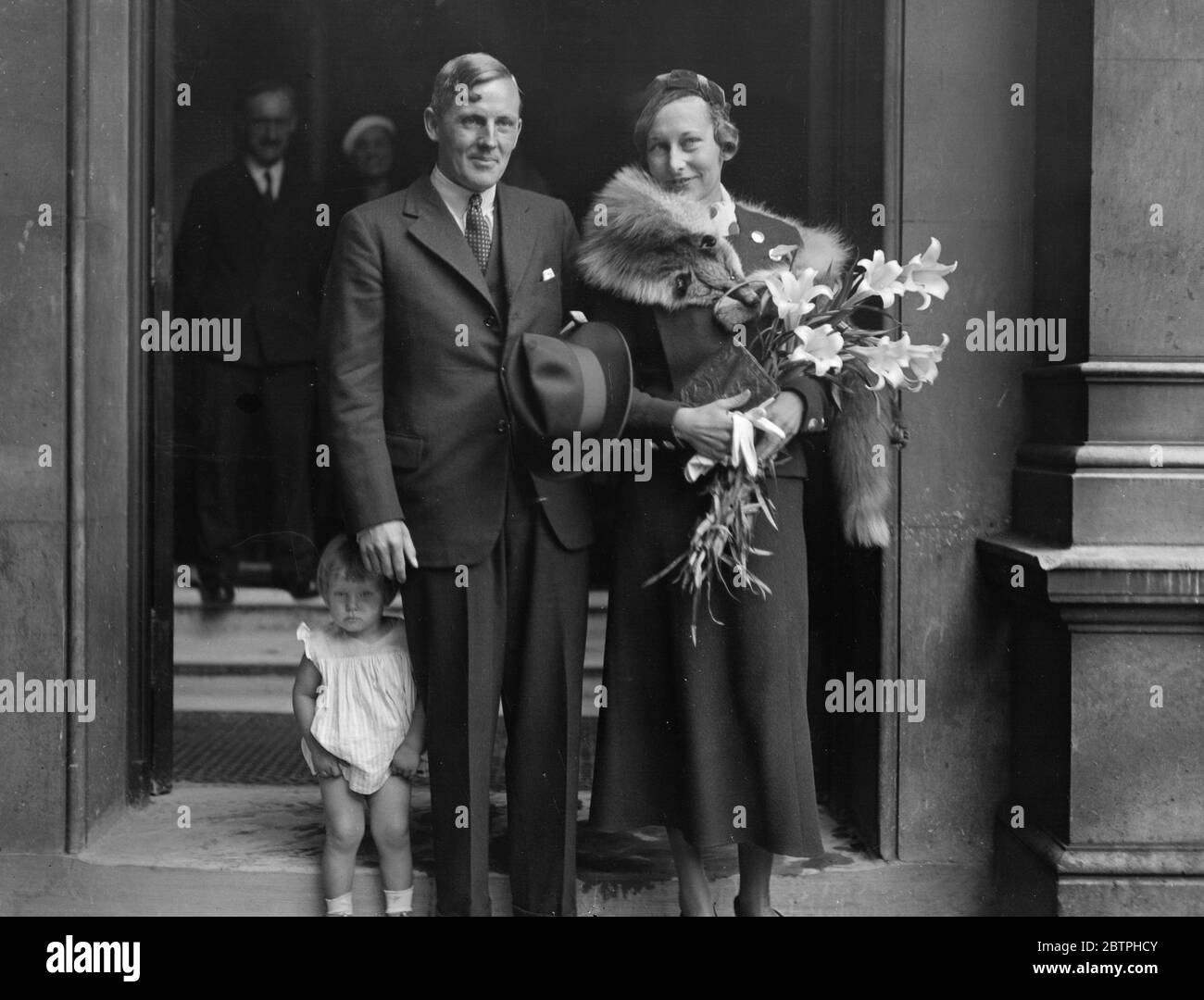 Gli artisti si sposano a Chelsea . Roland Vivian Pitchforth , il pittore Chelsea e la signora Edith Brenda Matthews , artista e insegnante d'arte londinese , sono stati sposati presso l' ufficio di registrazione di Chelsea . Lo sposo e lo sposo con la piccola Diane Philips , la nipote dello sposo dopo il matrimonio . 3 settembre 1932 Foto Stock