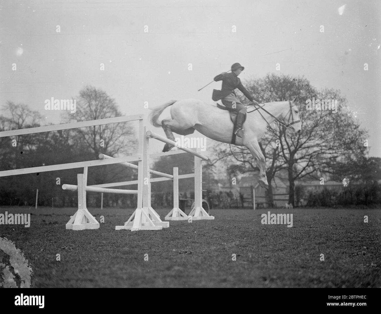 Club Equestre Gymkhana Preparazioni . La sig.ra Patricia Powell su Rufus facendo un salto fine su Ham Common dove si sta preparando per il Club Equestre Gymkhana . 6 maggio 1932 Foto Stock