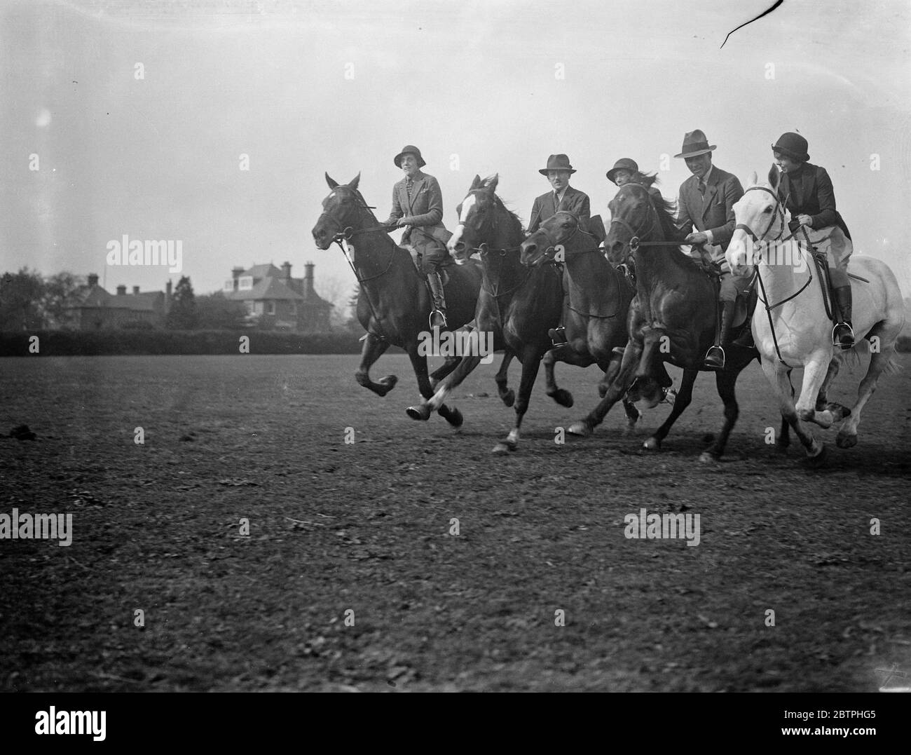 Un galoppo in squadre . I piloti del club equestre che galoppano i loro cavalli insieme in una prova per il club Gymkhana su Ham Common . 6 maggio 1932 Foto Stock
