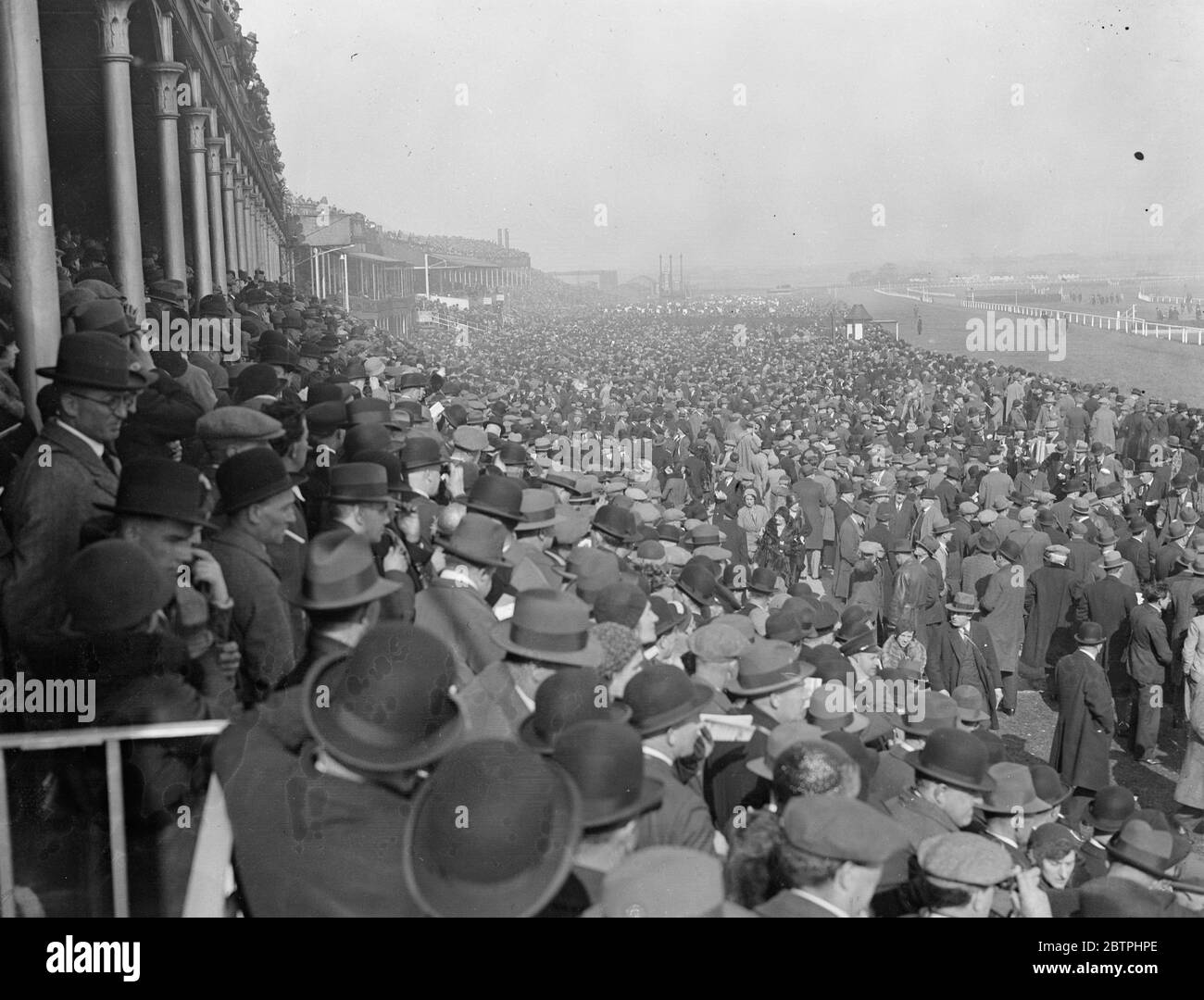 Grande folla ad Aintree . Una vista su una parte della folla enorme che ha sbattuto il corso ad Aintree , Liverpool , per guardare la Gran gara nazionale , la corsa di salto più difficile al mondo . 18 marzo 1932 Foto Stock