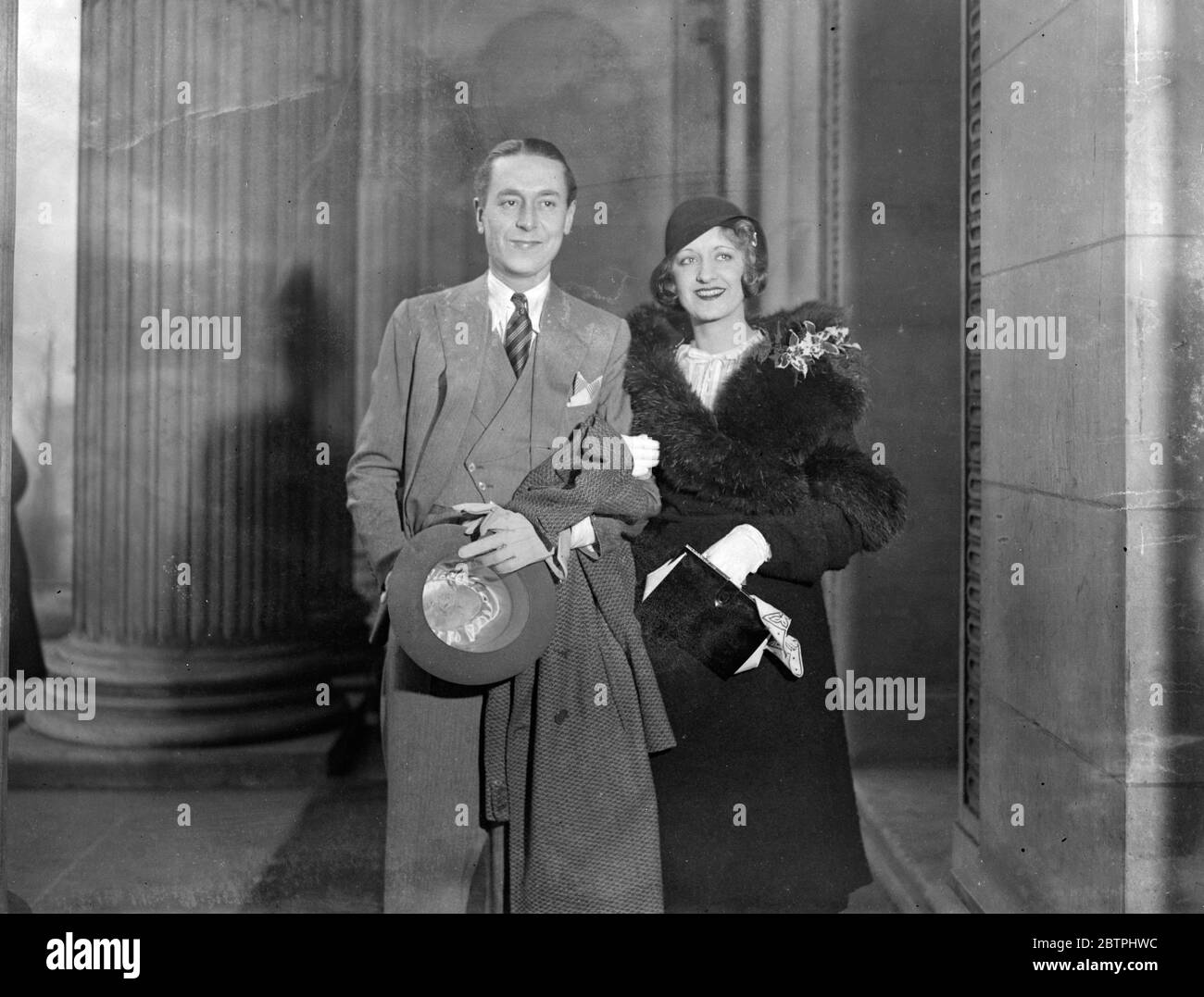 Romanticismo del palco . Il matrimonio della sig.ra Wyn Richmond , attrice di commedia musicale londinese recentemente ritornata dall' America, al sig. Reginald Gardiner , il giovane attore che appare in 'Flat to let' al Criterion Theatre , si è svolto presso l' ufficio di registrazione di Marylebone, Londra / il loro impegno è stato annunciato solo una settimana fa . Spettacoli fotografici , lo sposo e lo sposo lasciano l'ufficio di registrazione dopo la cerimonia . 28 gennaio 1932 Foto Stock