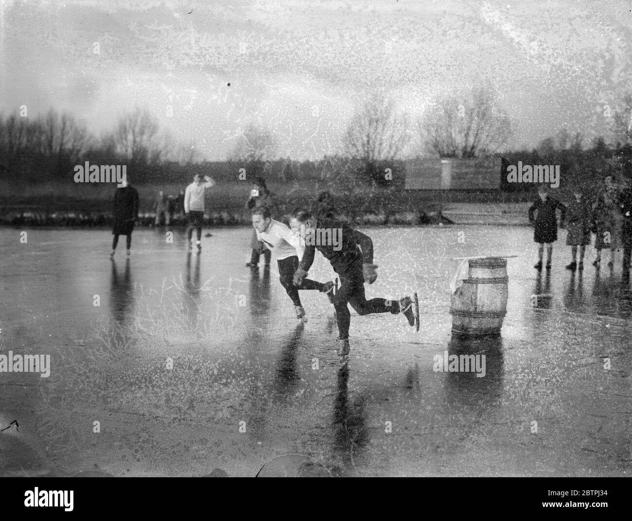 Campionati di pattinaggio a Rickmansworth . Il campionato dilettante di Londra di un miglio della National Skating Association e il campionato britannico di quarto di miglio si sono disputati a Rickmansworth Aquadrome . Foto spettacoli ; R Wyman (in bianco) e F Physical nel primo calore . 15 dicembre 1933 Foto Stock