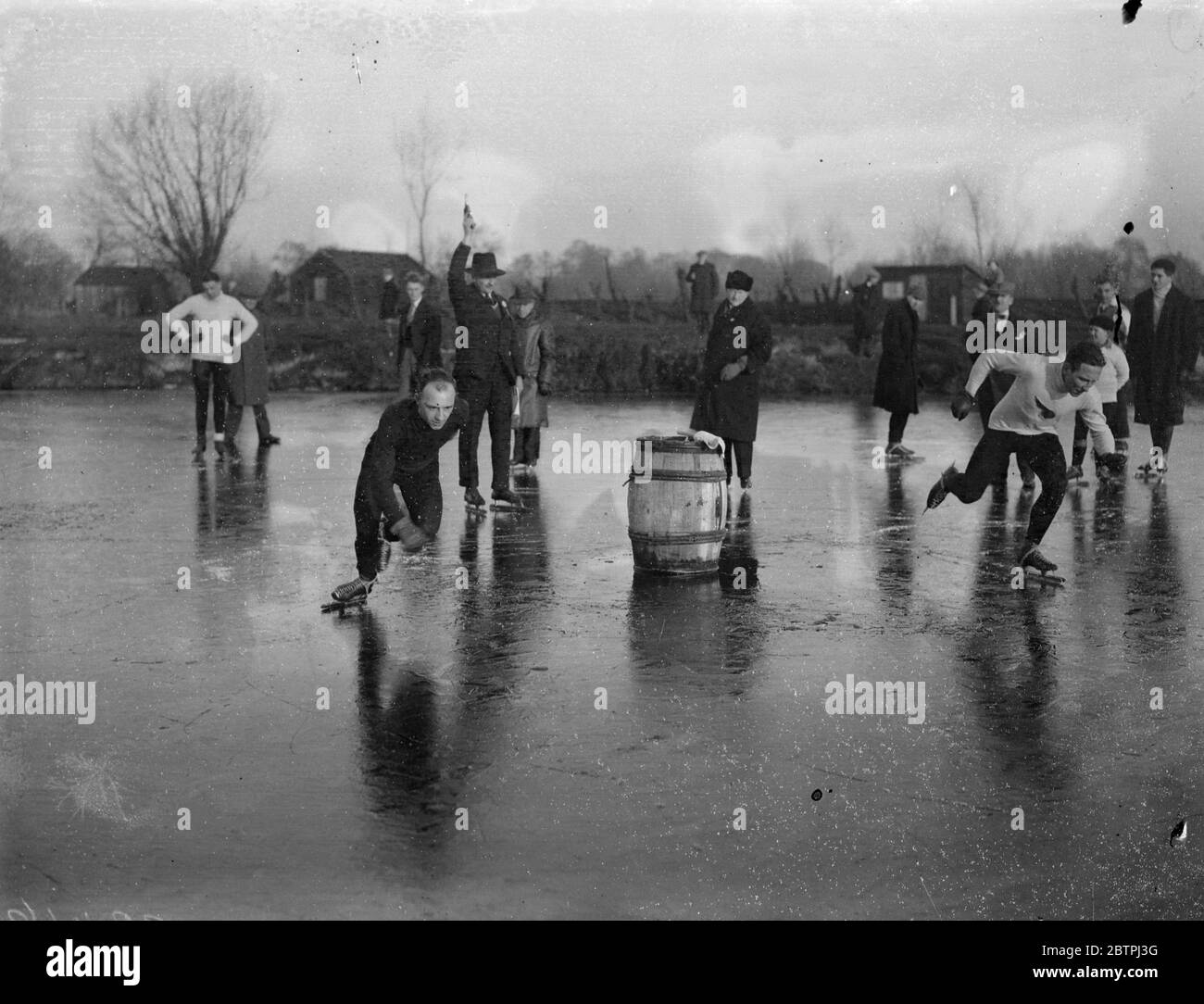 Campionati di pattinaggio a Rickmansworth . Il campionato dilettante di Londra di One Mile Skating Association e il campionato britannico di Quarter Mile si sono disputati a Rickmansworth Aquadrome . Foto spettacoli ; R Wyman (in bianco) e F Physical nel primo calore . 15 dicembre 1933 Foto Stock