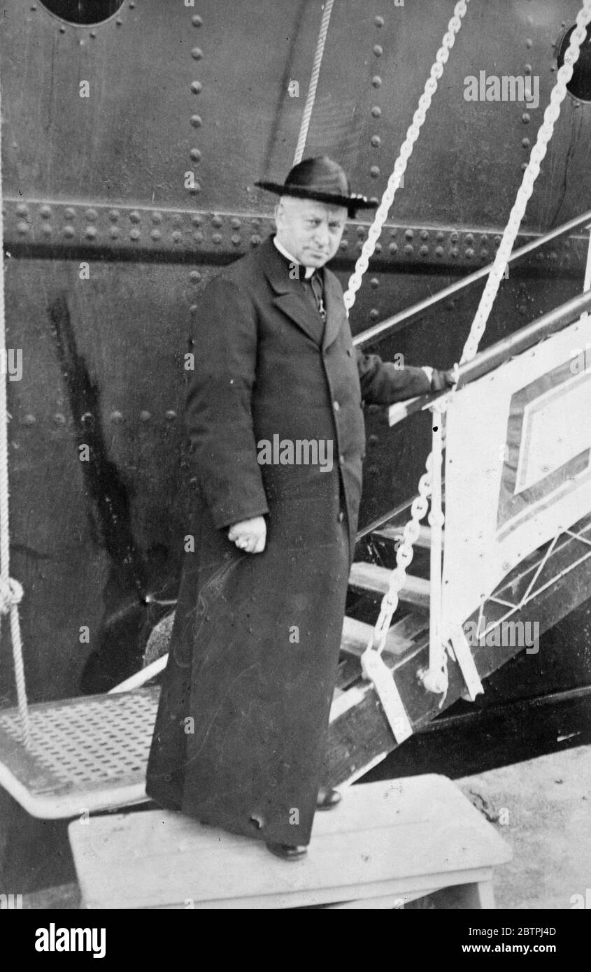 Per partecipare al congresso encaristico . I leader della Chiesa cattolica in Europa hanno lasciato Barcellona per Buenos Aires per partecipare al Congresso Eucaristico Internazionale . Mostre fotografiche , il Cardinale Augusto Hlond , capo della Chiesa Cattolica in Polonia , sta per salire a bordo dell' Oceania a Barcellona . Settembre 1934 Foto Stock