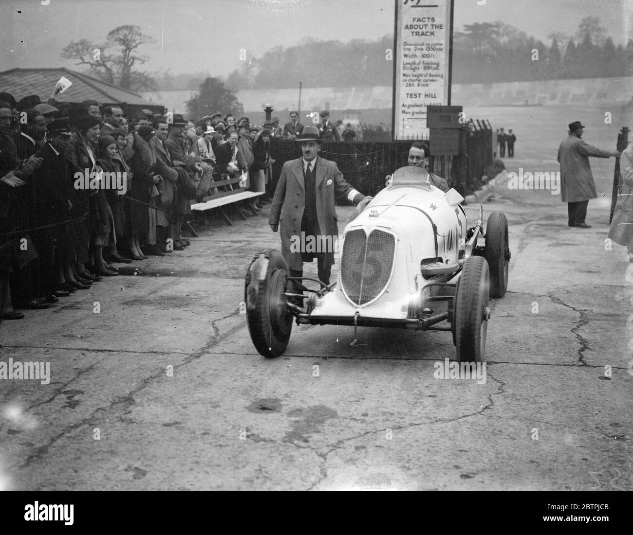 Brooklands corse . Foto spettacoli ; MR Whitney che guida la sua auto di ritorno dalla pista . 28 marzo 1933 30s 30 anni 30 anni 30 anni 30 anni 30 anni 30 anni 19 anni 30 Foto Stock