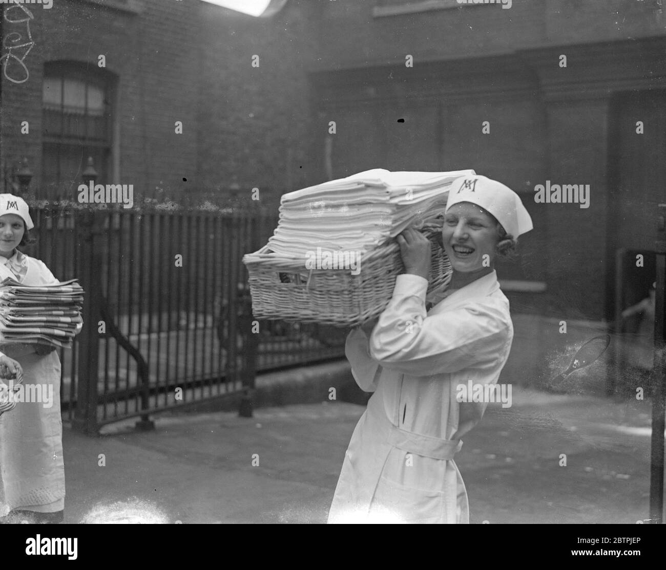 Apertura della mostra lavanderia . La Mostra Internazionale della lavanderia e dei commerci alleati è stata inaugurata presso la Royal Agricultural Hall , Islington , Londra . Foto mostra le cameriere della lavanderia prendendo esempi della loro stiratura nello spettacolo . 7 maggio 1934 Foto Stock