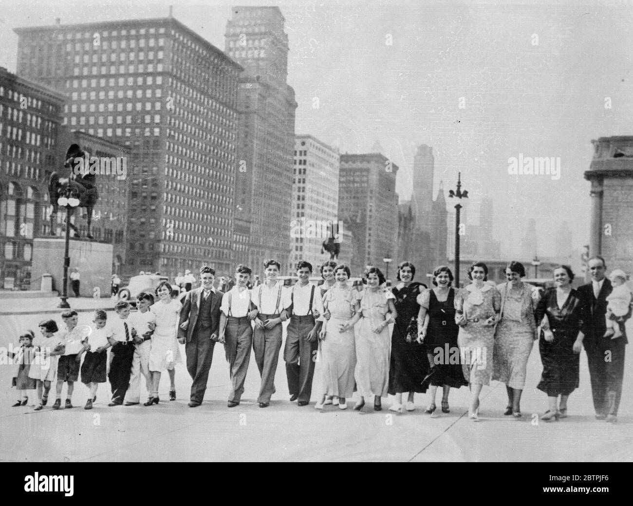 La più grande famiglia di Chicago . La famiglia Latora di Chicago , USA , è stata dichiarata la più grande famiglia di parentaggi italiani negli Stati Uniti . Quando la famiglia fu portata in un viaggio intorno al secolo di mostra di progresso cinque tassicab furono usati per trasportarli ai terreni . Da sinistra a destra - Rose , Nancy , Philip , John , Frank , Nicholas , Mary , Joseph , Vito , Michael , Rocco , Isabel , Sarah , Dominic Damore , Angeline Dell , Margaret Pallela , Luille Quarante , Lawrence Damore , La signora Rosa Latora e Mike Latora , che detiene Benito Guy . 16 giugno 1934 Foto Stock