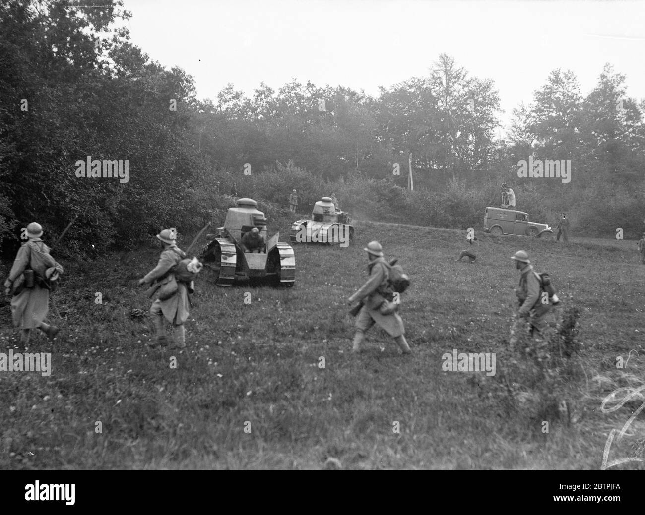 Manovre dell'esercito francese . Truppe avanzano dietro carri armati durante le manovre dell'esercito francese nella Marna . 12 settembre 1934 Foto Stock
