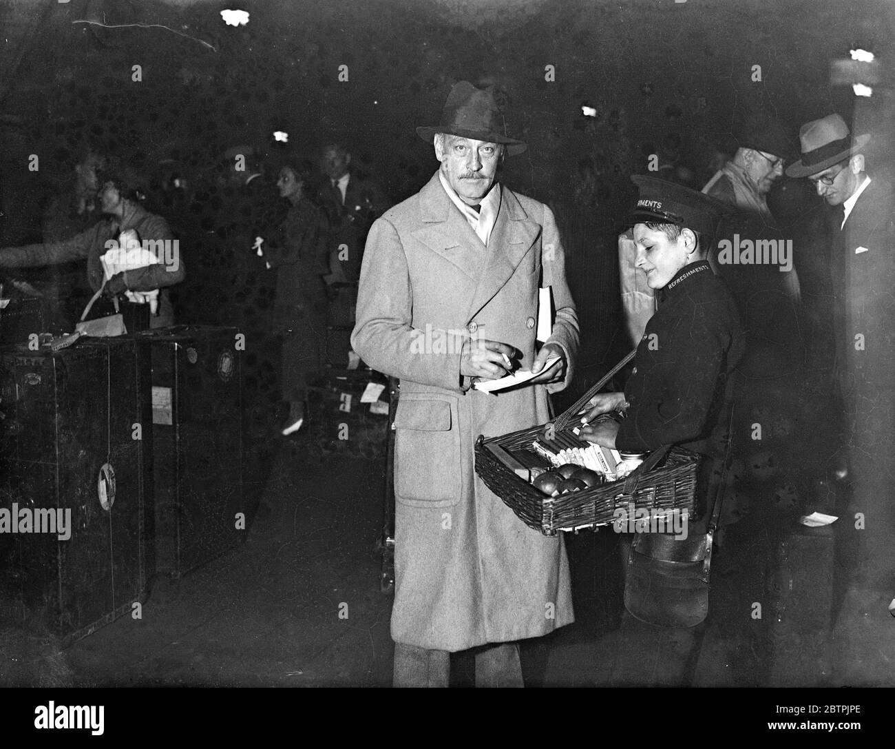 John Barrrymore in Inghilterra . John Barrymore , il famoso attore cinematografico americano , è arrivato a Southampton a bordo del liner Berengaria . Foto mostra il signor John Barrymore firma un autografo all'arrivo a Southampton . 14 settembre 1934 Foto Stock