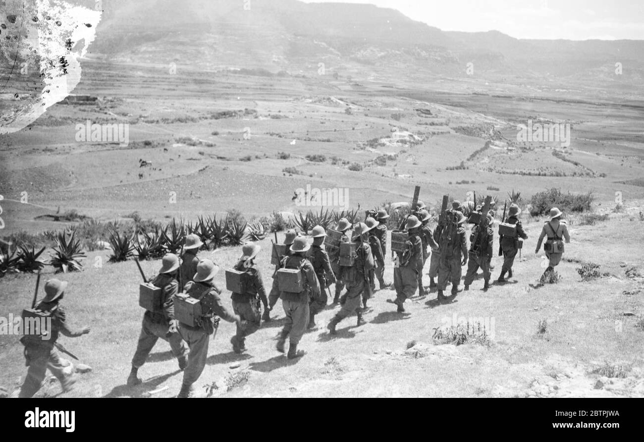 Le truppe marciano attraverso il deserto . Una colonna di truppe italiane che trasportano armi pesanti e armi sulle loro spalle che marciano nel deserto durante l'avanzamento nel settore dell'Adirgrat . 26 ottobre 1935 Foto Stock