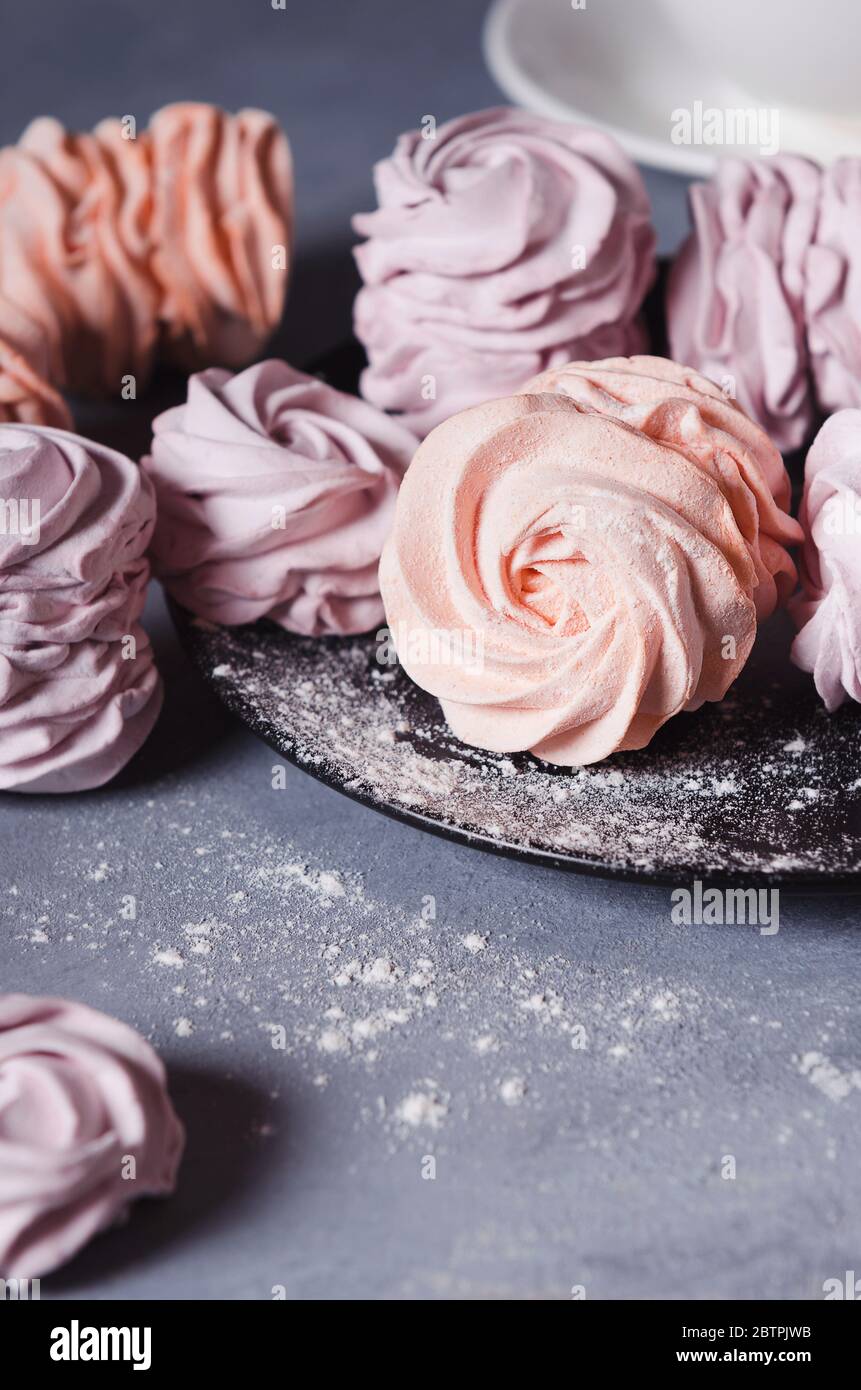 Marshmallows colorati Air su sfondo grigio. zephyr dolce fresco fatto in casa Foto Stock