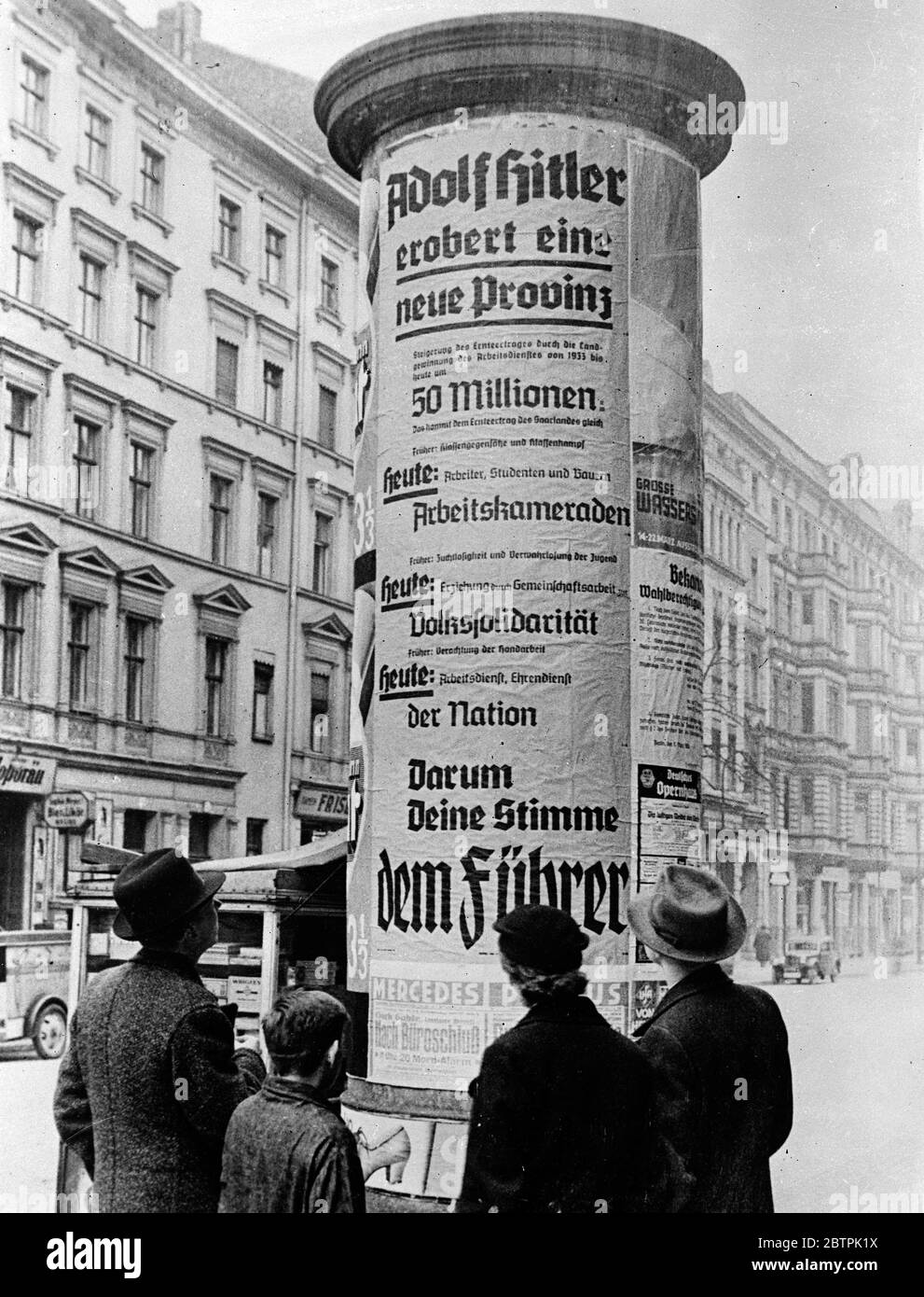 Febbre delle elezioni in Germania . Leggere un poster elettorale a Berlino , che in comune con il resto della Germania , è ora nelle gole della campagna elettorale nazista . Il poster è intitolato ' Adolf Hitler conquista una nuova provincia ' e continua a riferirsi al Sear e ad altre realizzazioni naziste . 13 marzo 1936 Foto Stock