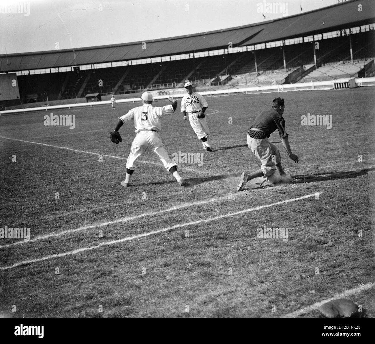 Punti di osservazione . Primo della partita di baseball di campionato a White City . La prima di una serie di partite di baseball organizzate si è svolta tra squadre rappresentative di Londra e Oxford al White City Stadium , Shepherds Bush , Londra . Spettacoli fotografici , i giocatori di Londra si concentrano sul gioco a White City . 11 agosto 1935 Foto Stock