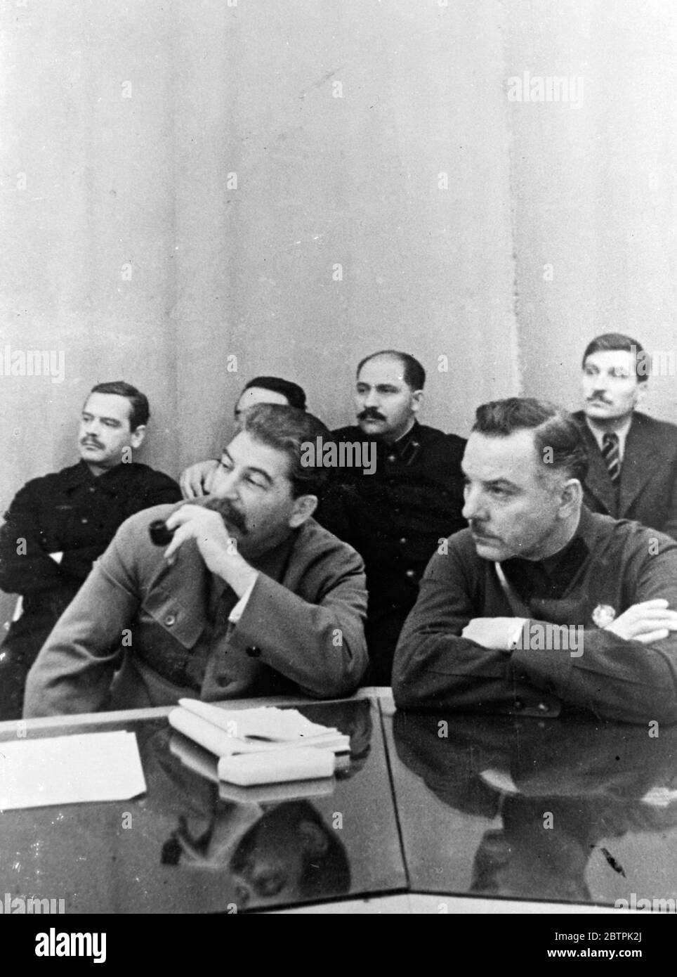 Stalin succhia il suo tubo . Con un' espressione di tranquilla beatitudine sul suo volto , Joseph Stalin , dittatore dei sovietici , succhia il suo pipe mentre ascolta i discorsi di una conferenza operaia a Mosca . A destra si trova K e Voroshilov , Commissaria della difesa . Dietro si trovano a sinistra A destra A ANDREYEV , L M Kaganovich (Railways Commissar ) e V J Cubar . 19 dicembre 1935 Foto Stock