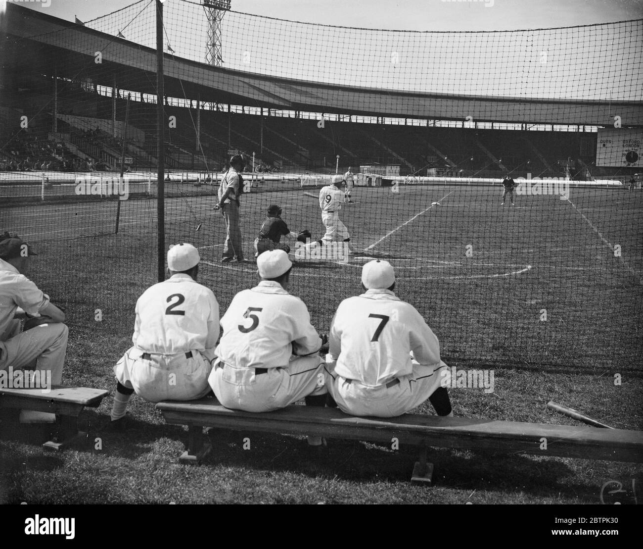 Punti di osservazione . Primo della partita di baseball di campionato a White City . La prima di una serie di partite di baseball organizzate si è svolta tra squadre rappresentative di Londra e Oxford al White City Stadium , Shepherds Bush , Londra . Spettacoli fotografici , i giocatori di Londra si concentrano sul gioco a White City . 11 agosto 1935 Foto Stock