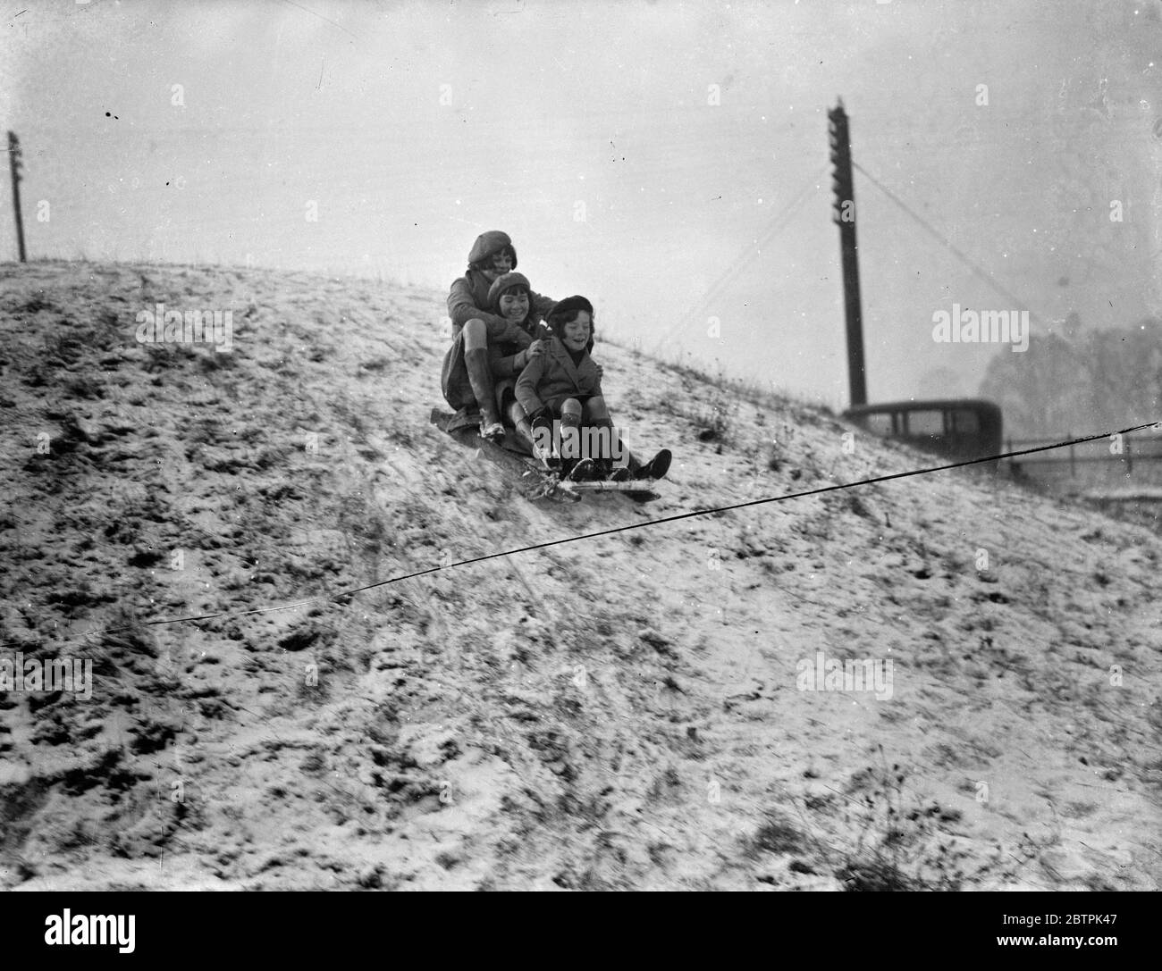 Toroggan emozioni vicino a Londra . L'inizio di un viaggio in slittino giù per una ripida collina vicino a Welwyn . 20 dicembre 1935 Foto Stock