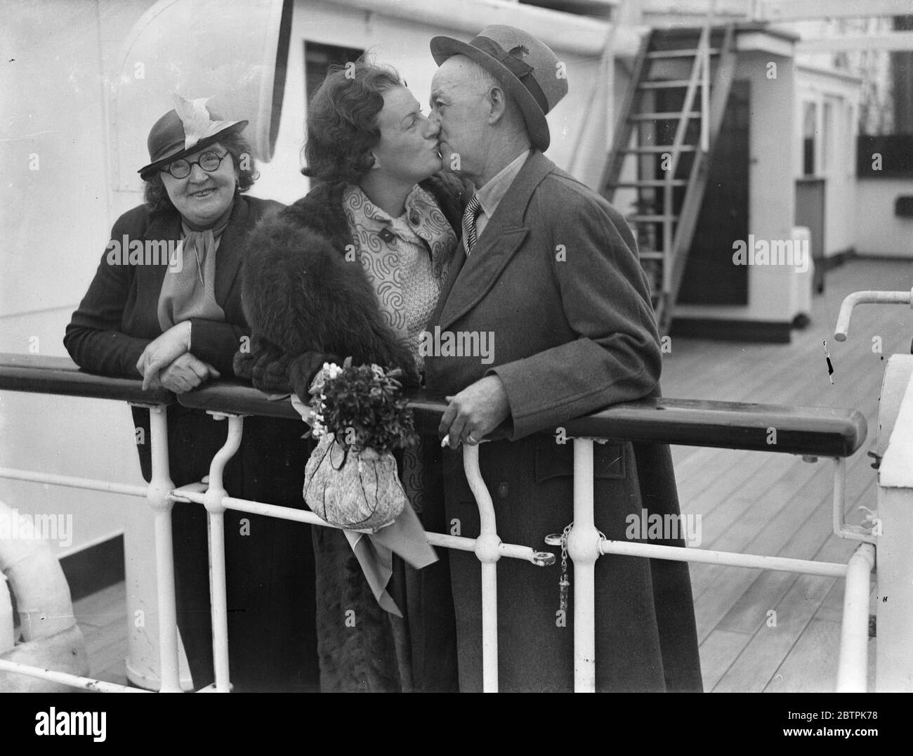 Gracie campi home . Gracie Fields con i membri della sua famiglia all'arrivo a Southampton . 30 marzo 1935 Foto Stock