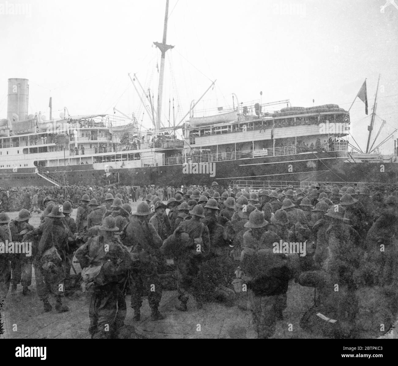 Troopship nel porto, forse francese. 15 novembre 1935 Foto Stock