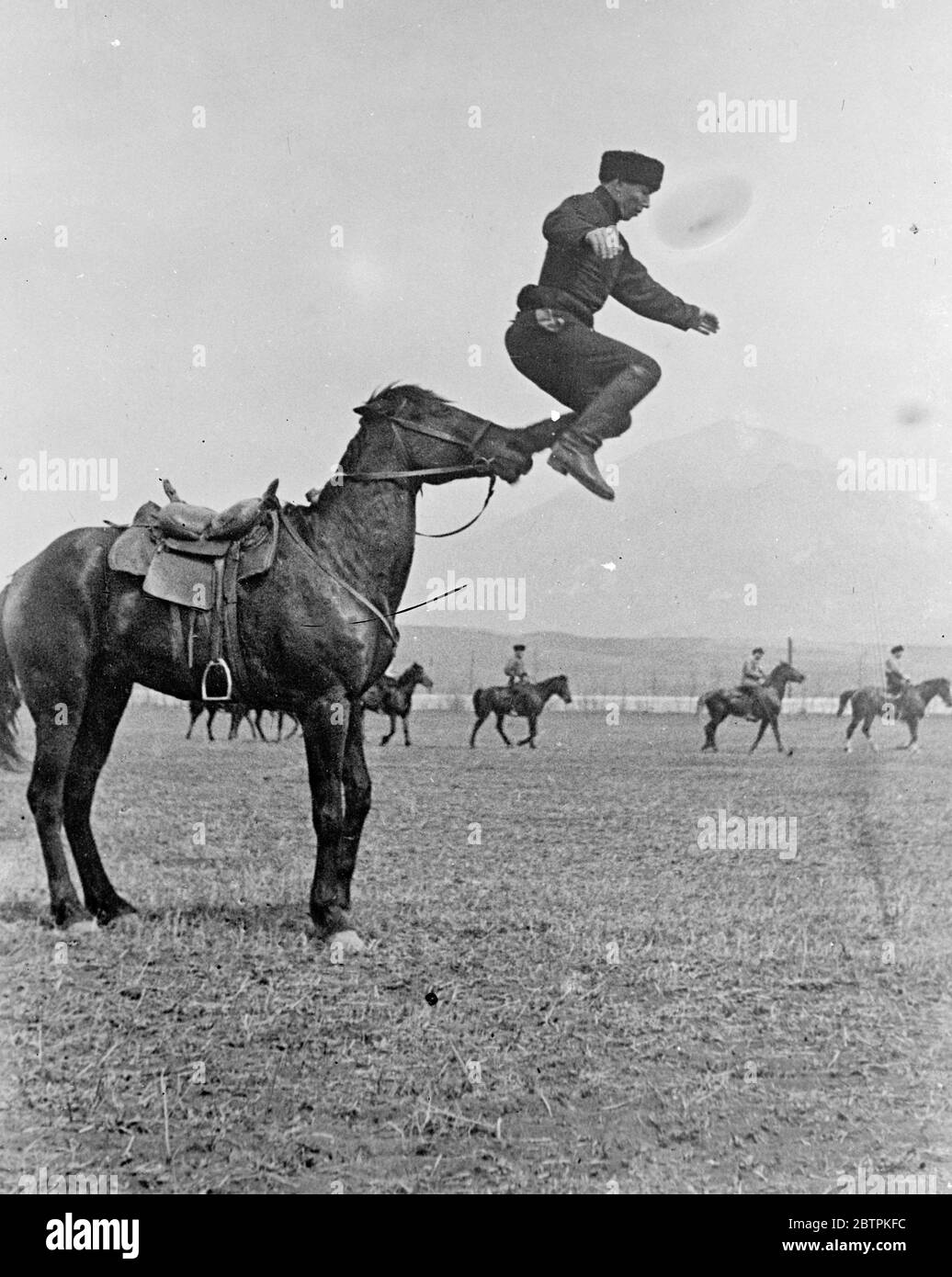 Immersione al naso! . Trick riding è la ricreazione preferita dei contadini di montagna del Caucaso settentrionale , e la loro incredibile acrobazie a cavallo , i gests conosciuti localmente come ' Jigitovka ' , hanno guadagnato loro grande fama . Foto spettacoli , un contadino Jigit ( trick rider ) della regione di Karachayevsk del Caucaso settentrionale che sembra saltare nello spazio dal naso del cavallo . 3 maggio 1936 Foto Stock