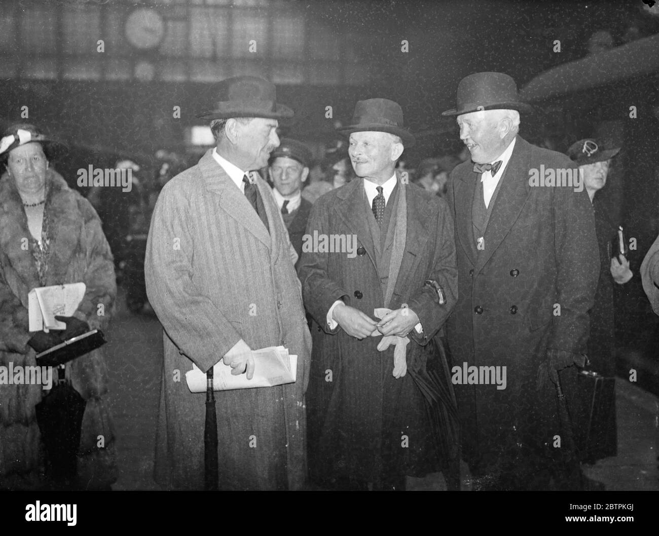 Comandante francese - in - capo alla Conferenza della Legione britannica con il presidente e il campo - Maresciallo Sir Philip Chetwode . Maggiore - il generale Sir Frederick Maurice , presidente della Legione Britannica , e il maresciallo Sir Philip Chetwode furono accompagnati dal generale Maxime Weygand , ispettore generale dell' Esercito francese quando lasciarono St . Pancras Station , Londra , per Buxton , dove si terrà la Conferenza Nazionale annuale della Legionis Britannica durante le vacanze Whitsun . Il generale Weygand è uno dei numerosi ospiti illustri della conferenza. Foto mostra : ( da sinistra a destra ) campo Marsh Foto Stock