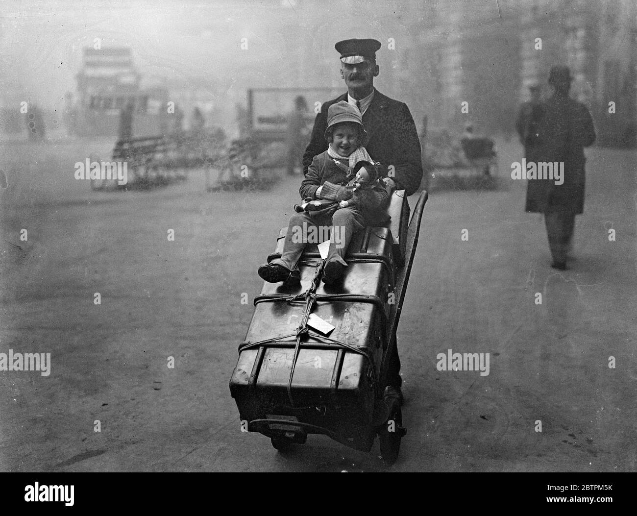 Bagaglio avanzato ! . Un primo inizio nella corsa di festa di Natale alla stazione di Waterloo. 21 dicembre 1935 Foto Stock